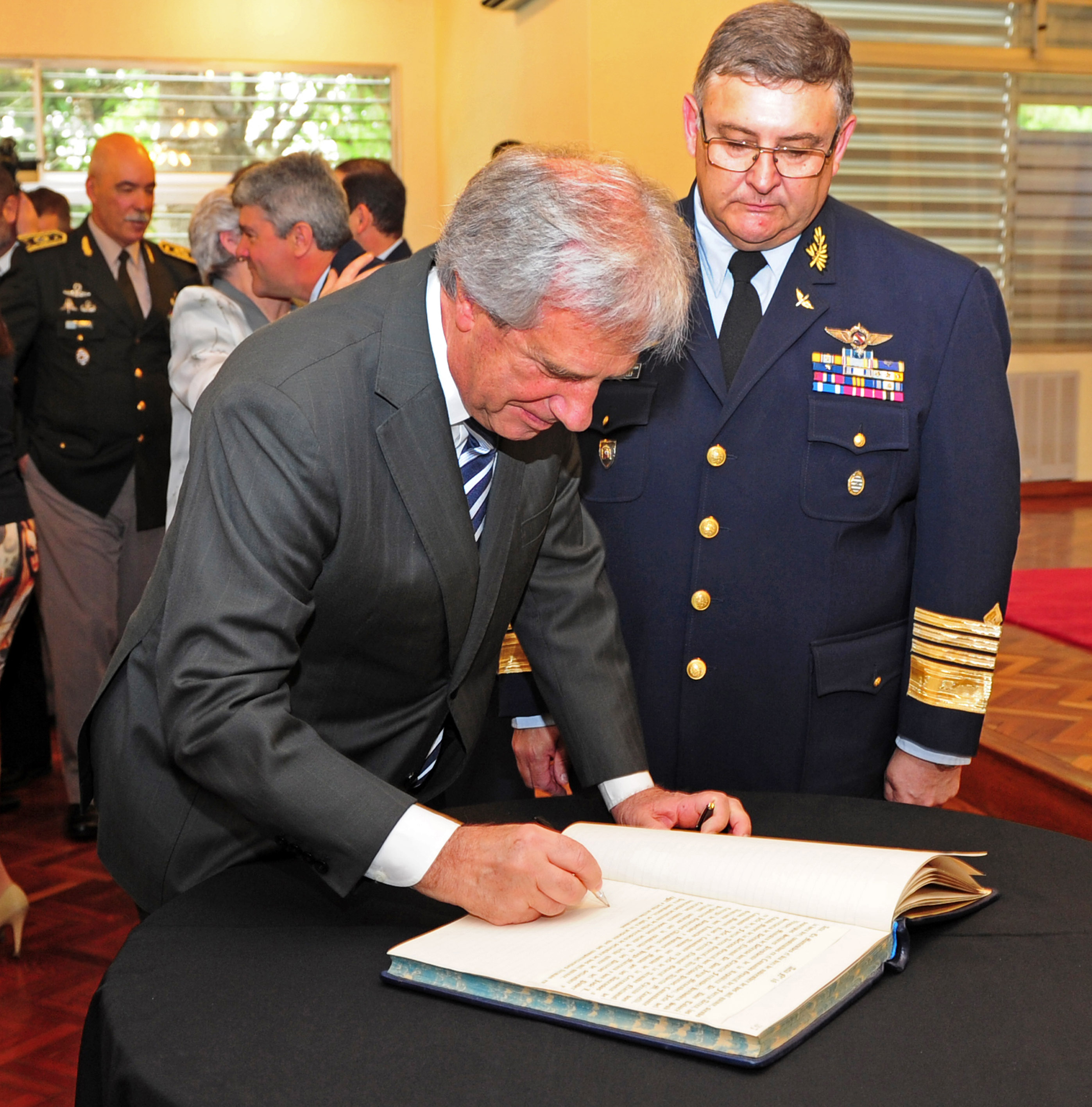 Tabaré Vázquez entregó bastón de mando a Hugo Marenco y José Visconti