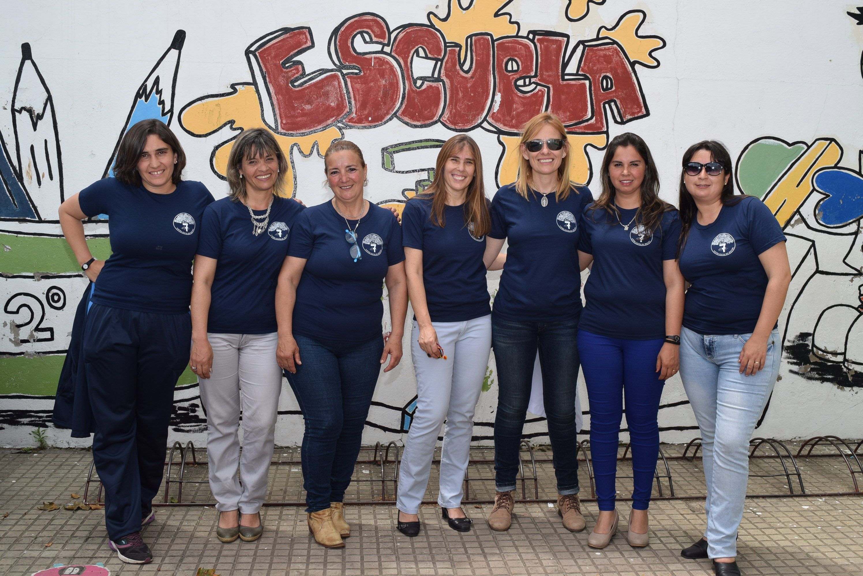 Primaria entrega túnicas a maestros en acuerdo con sindicato para distribución