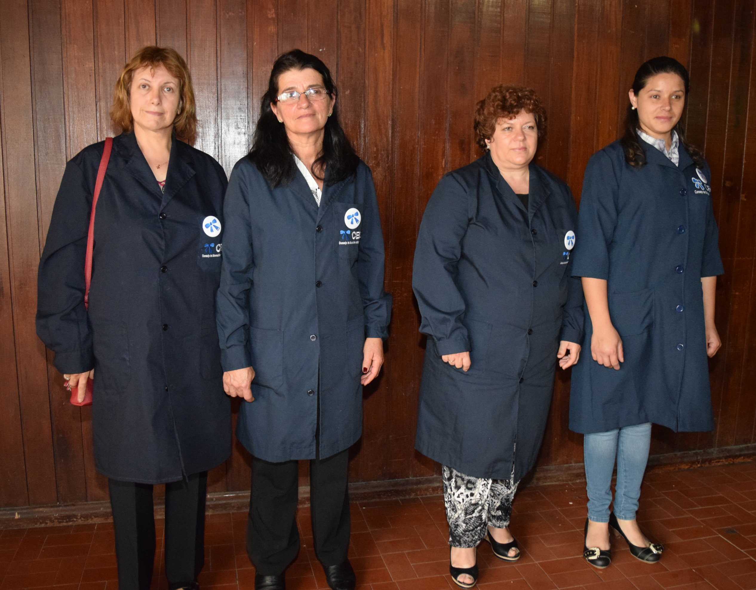 Primaria entrega túnicas a maestros en acuerdo con sindicato para distribución