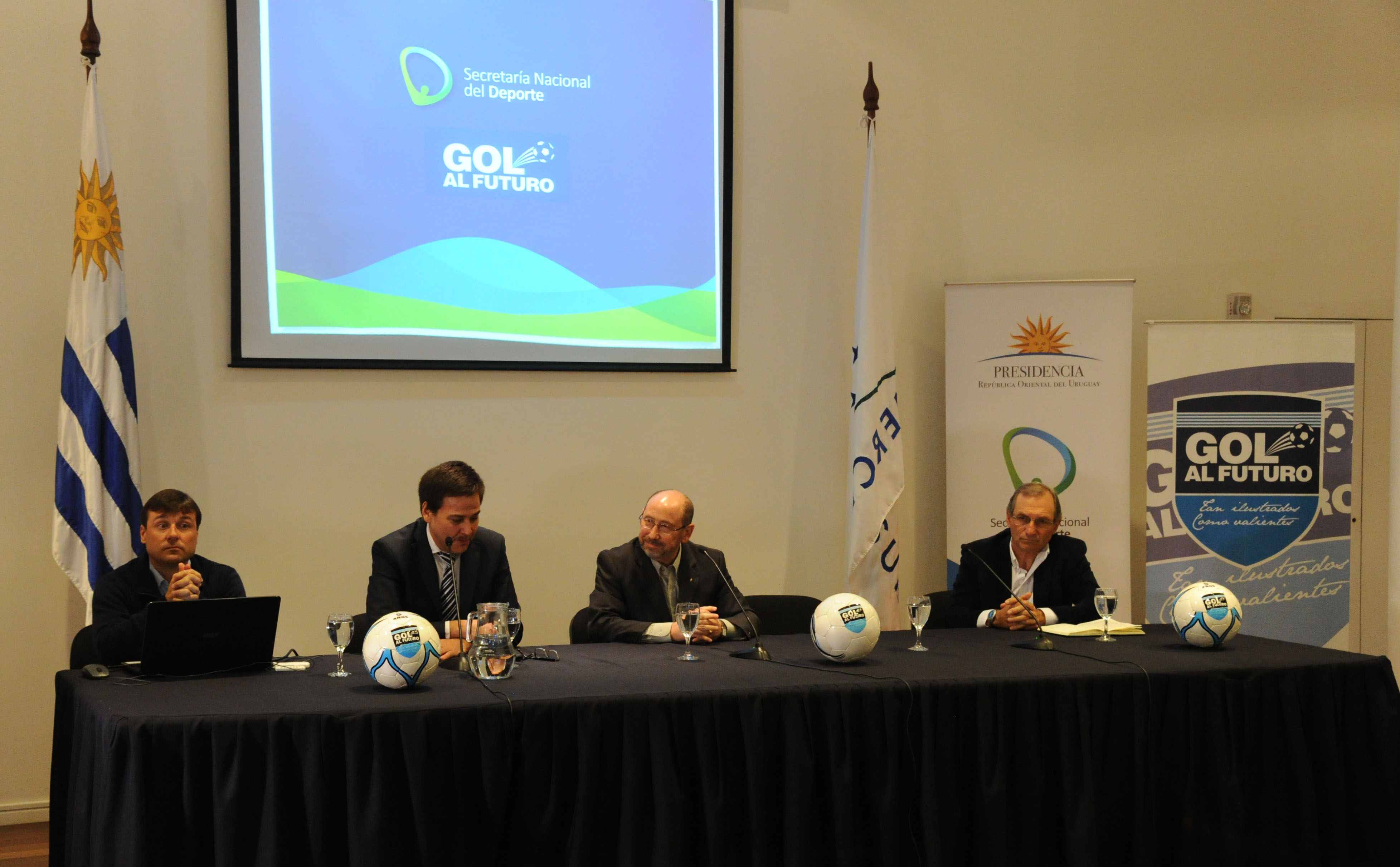 Secretaría Nacional de Deporte - Gol al futuro realizaron una exposición sobre la formación del futbolista juvenil