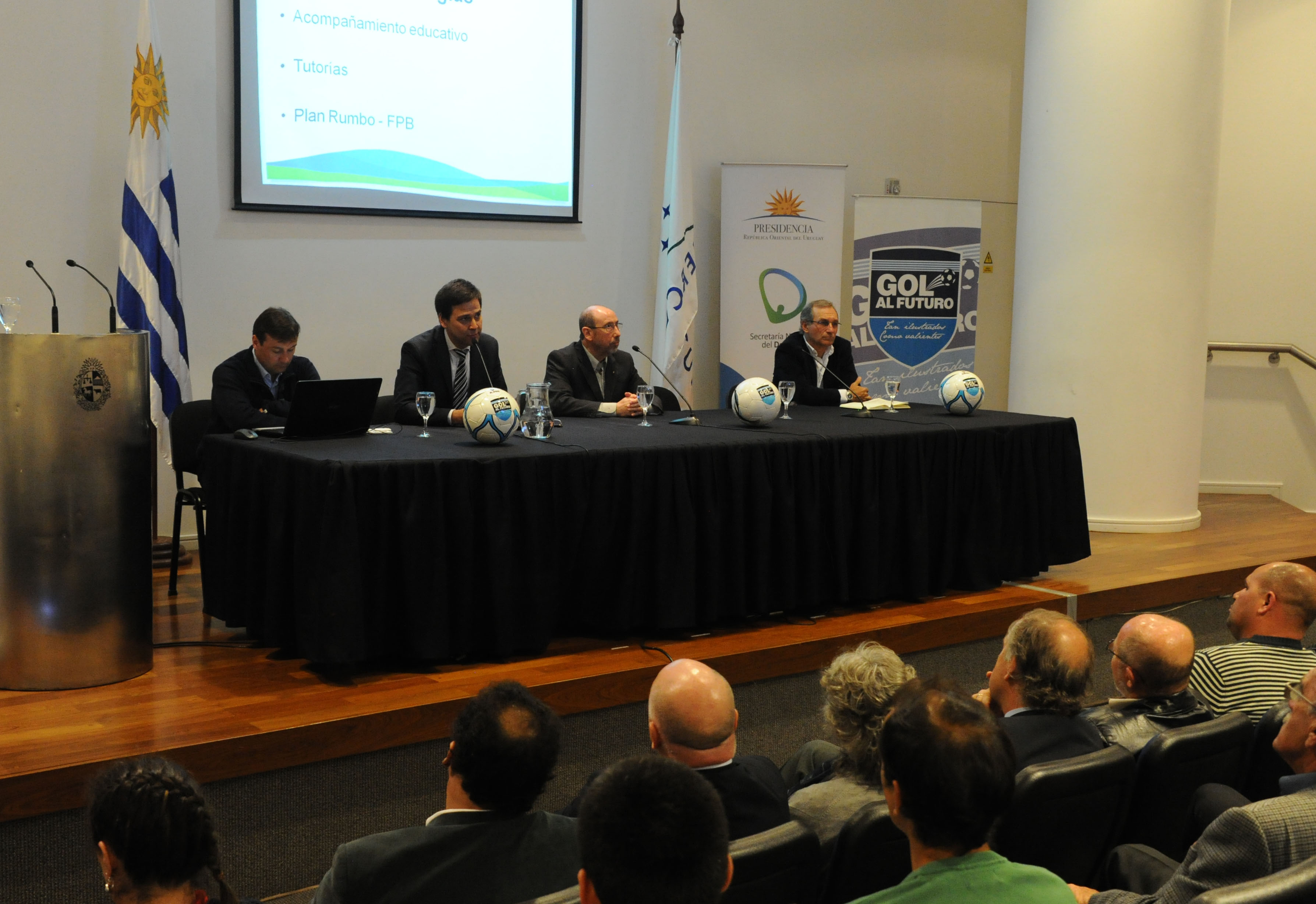 Secretaría Nacional de Deporte - Gol al futuro realizaron una exposición sobre la formación del futbolista juvenil