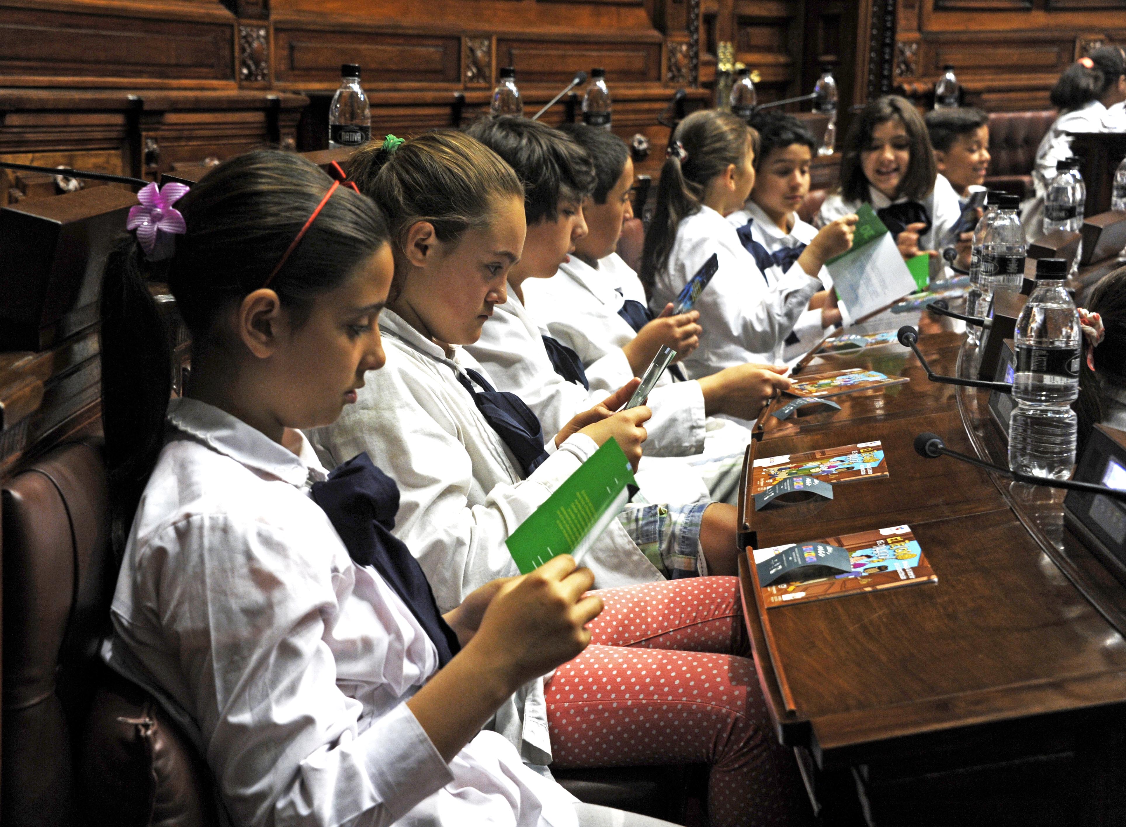 Escolares defendieron sus derechos de niño en sesión parlamentaria presidida por ellos