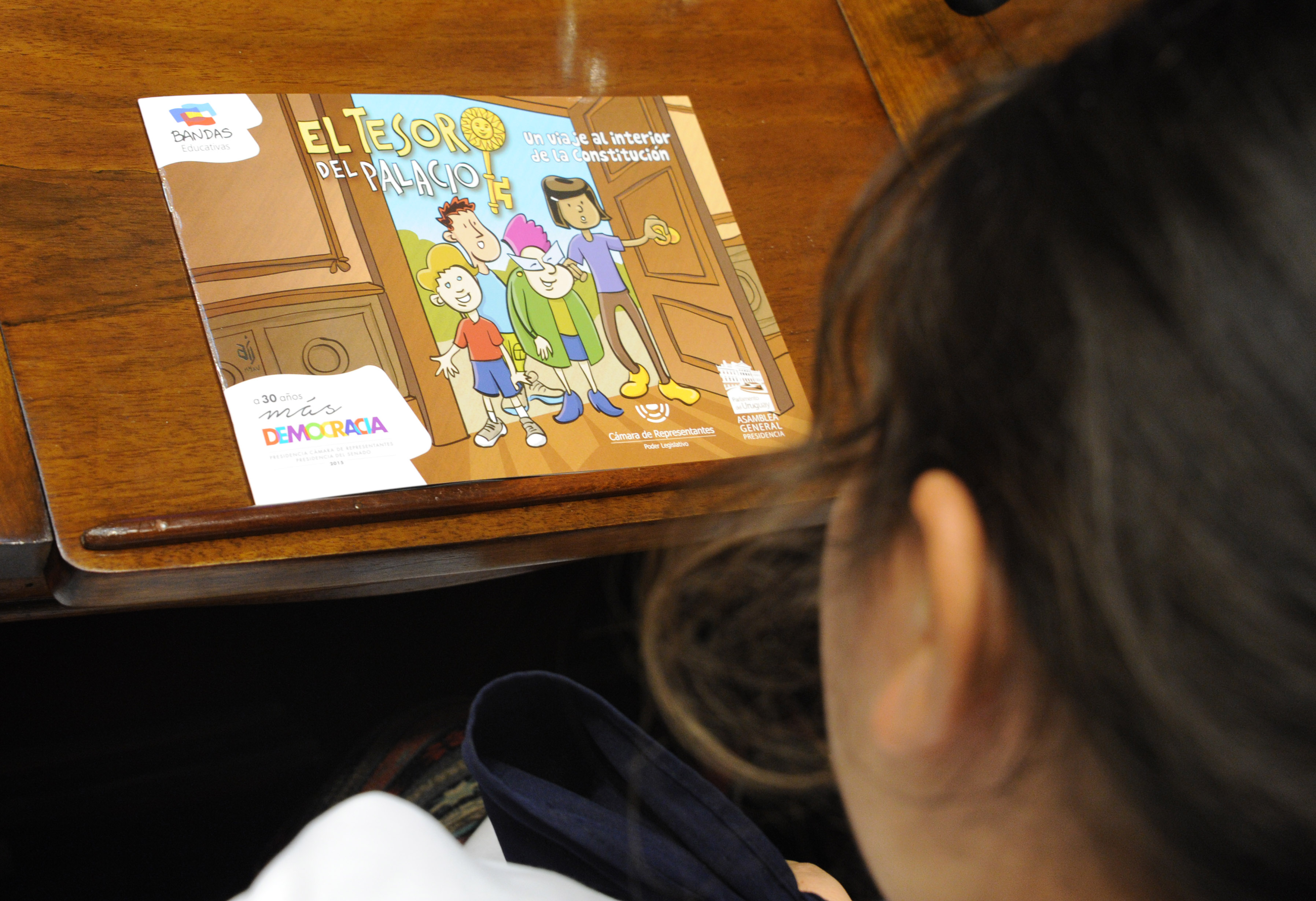 Escolares defendieron sus derechos de niño en sesión parlamentaria presidida por ellos