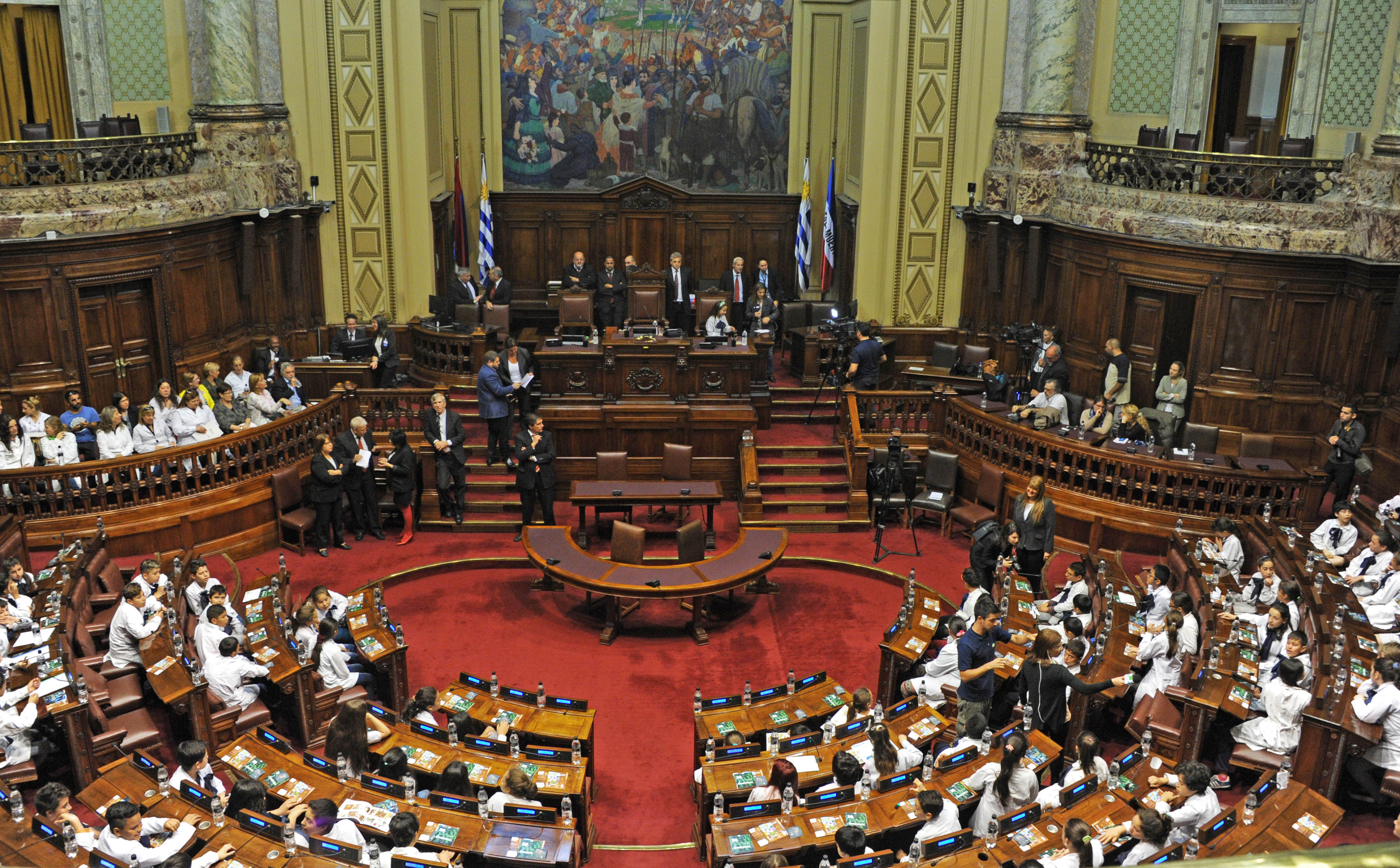 Escolares defendieron sus derechos de niño en sesión parlamentaria presidida por ellos