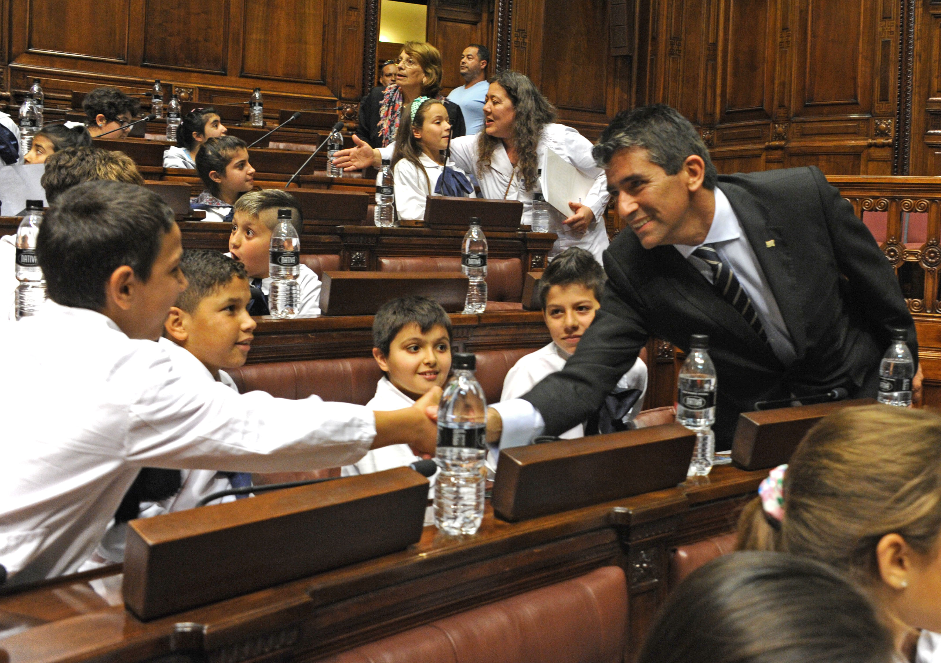 Escolares defendieron sus derechos de niño en sesión parlamentaria presidida por ellos