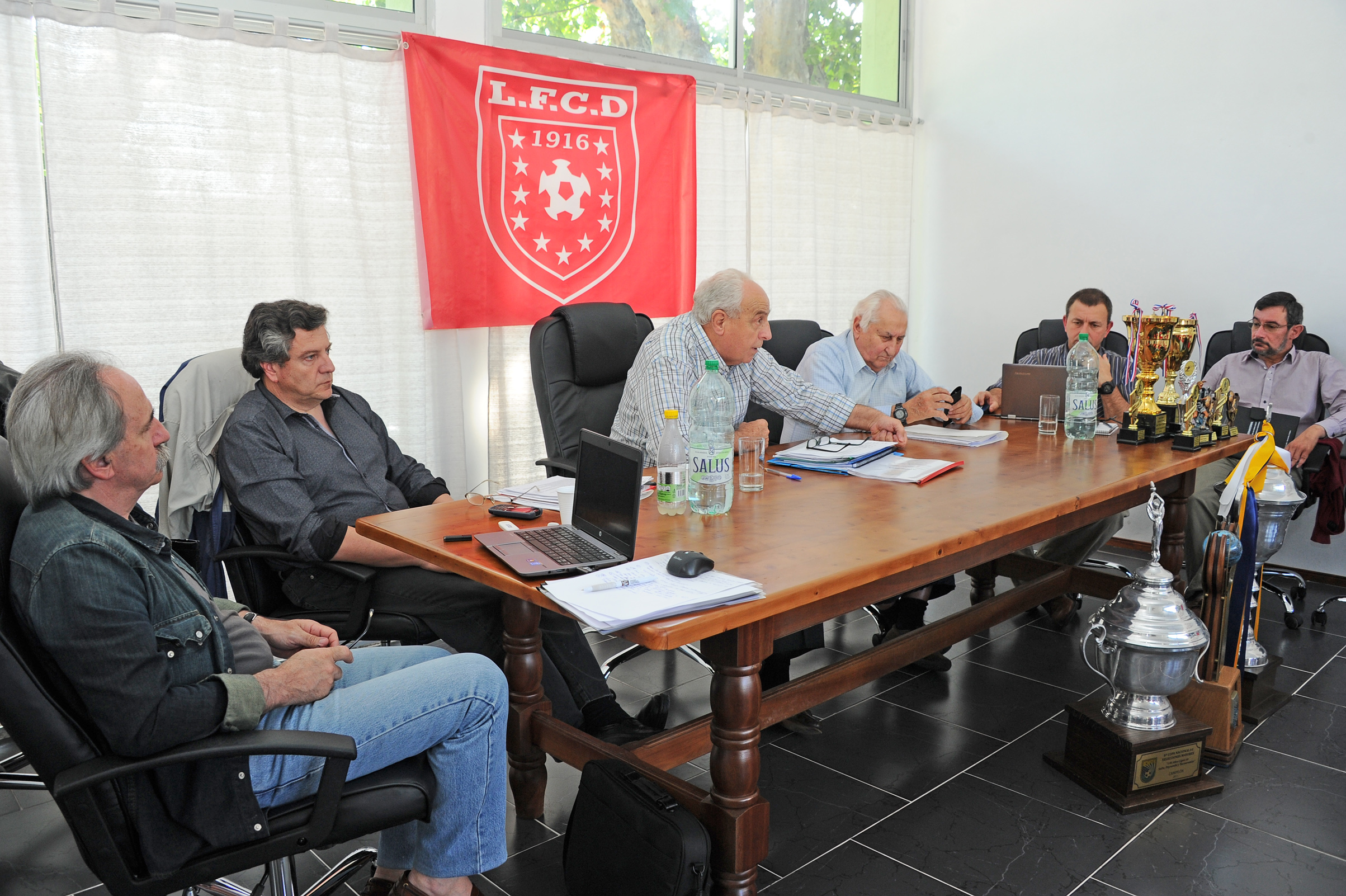 Ministro de Transporte y Obras Públicas, Víctor Rossi, se reunió con organizaciones sociales en el local de la Liga de Fútbol de Durazno