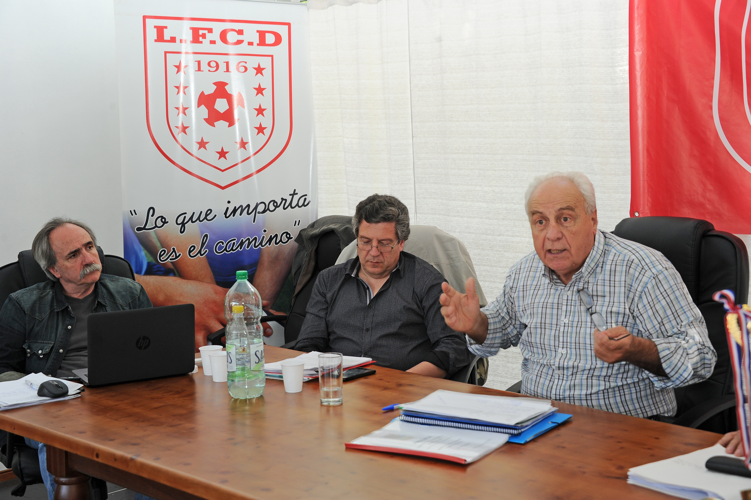 Ministro de Transporte y Obras Públicas, Víctor Rossi, se reunió con organizaciones sociales en el local de la Liga de Fútbol de Durazno