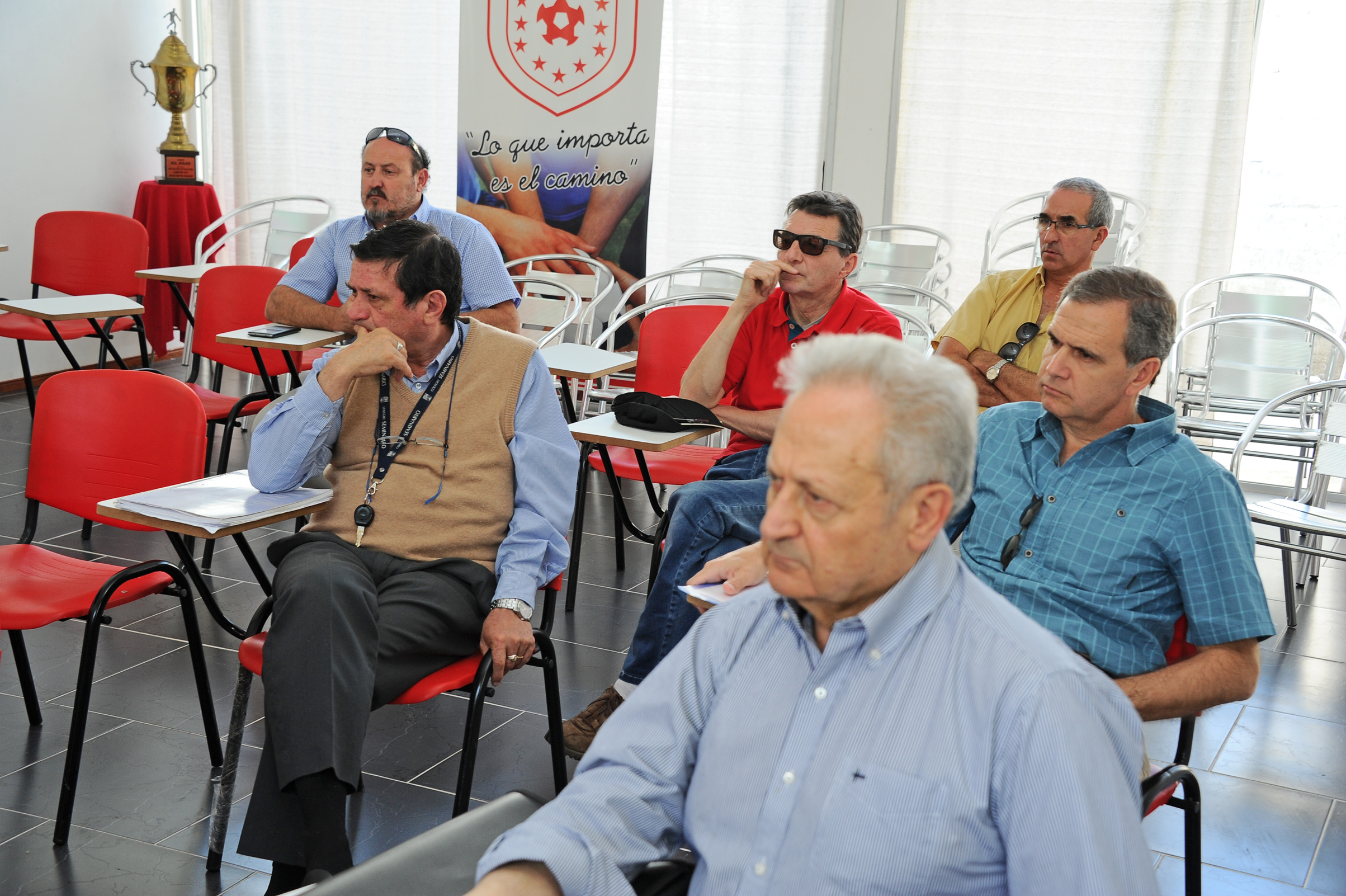 Ministro de Transporte y Obras Públicas, Víctor Rossi, se reunió con organizaciones sociales en el local de la Liga de Fútbol de Durazno