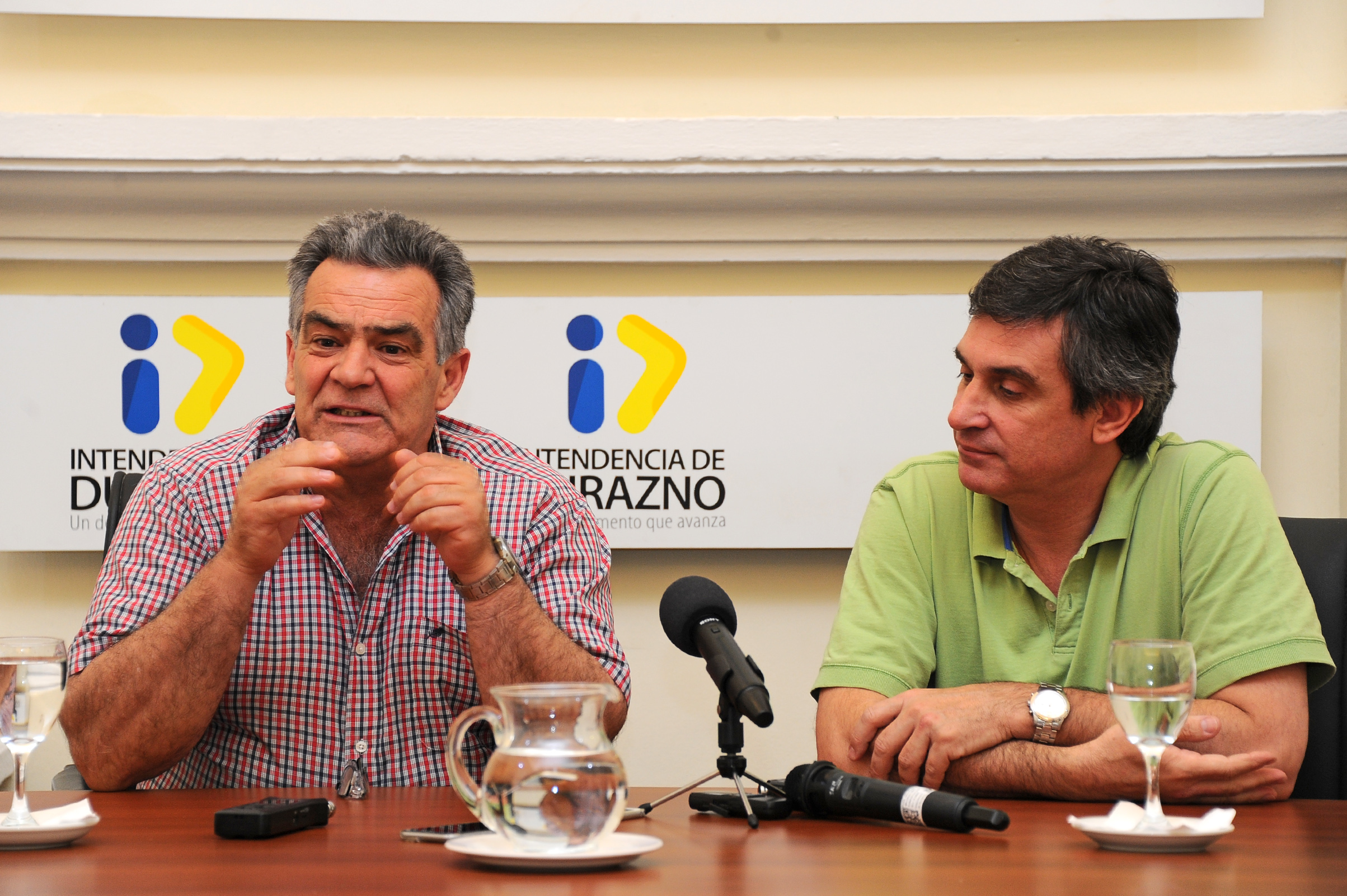 Carmelo Vidalín, Intendente de Durazno, y Álvaro García, director de OPP, en conferencia de prensa