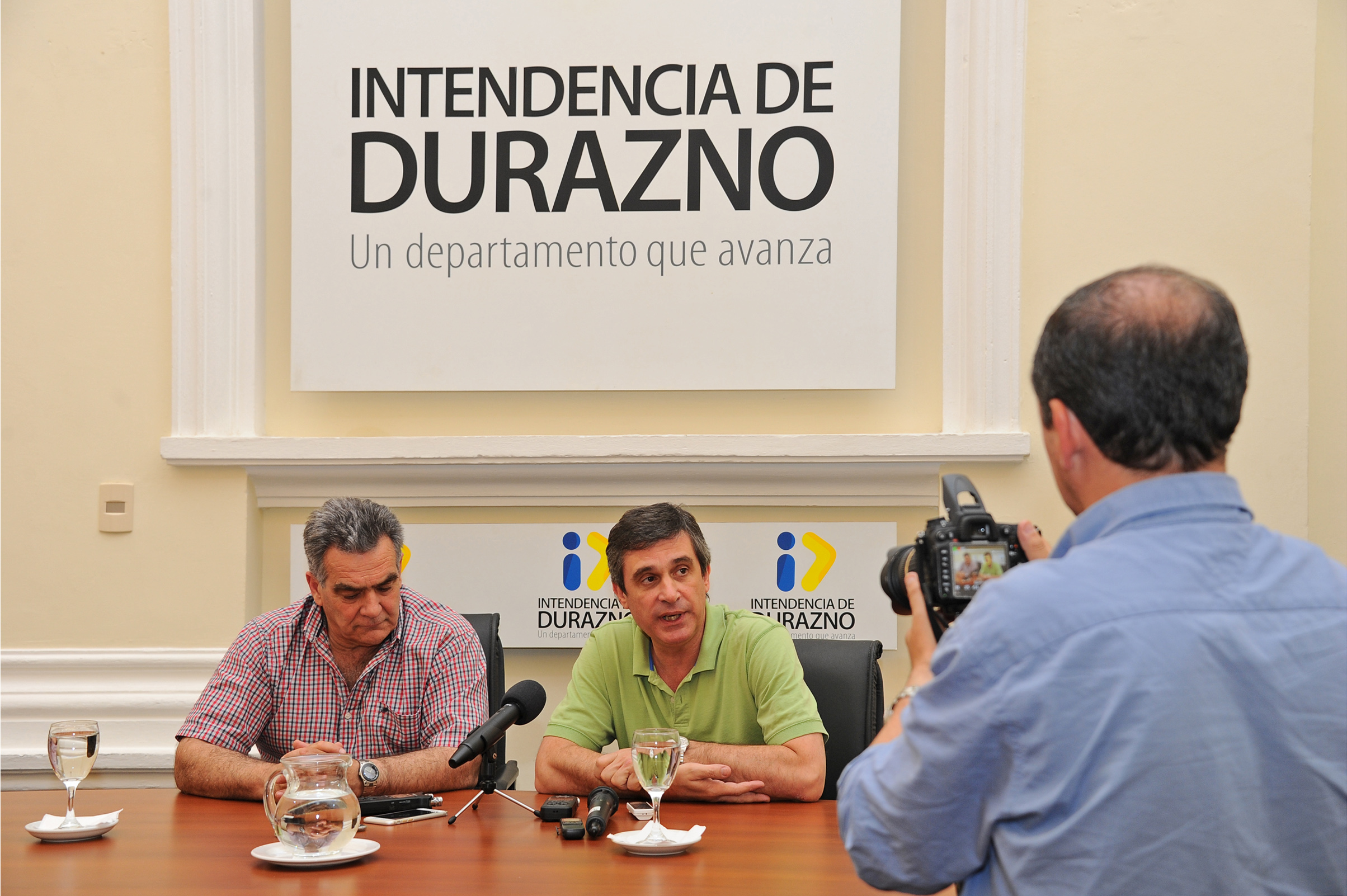 Carmelo Vidalín, Intendente de Durazno, y Álvaro García, director de OPP, en conferencia de prensa