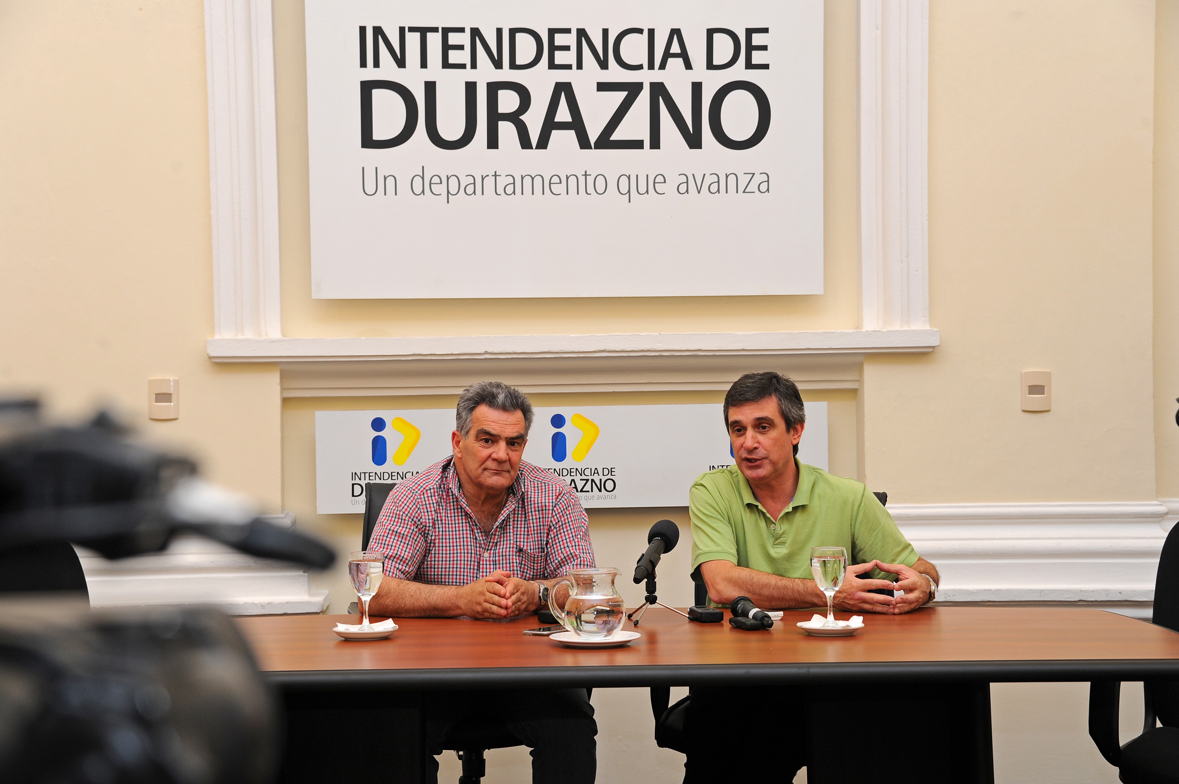 Carmelo Vidalín, Intendente de Durazno, y Álvaro García, director de OPP, en conferencia de prensa