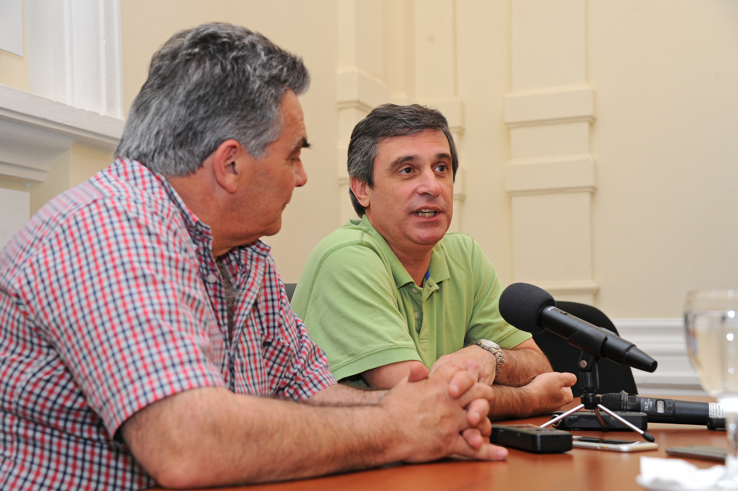 Carmelo Vidalín, Intendente de Durazno, y Álvaro García, director de OPP, en conferencia de prensa