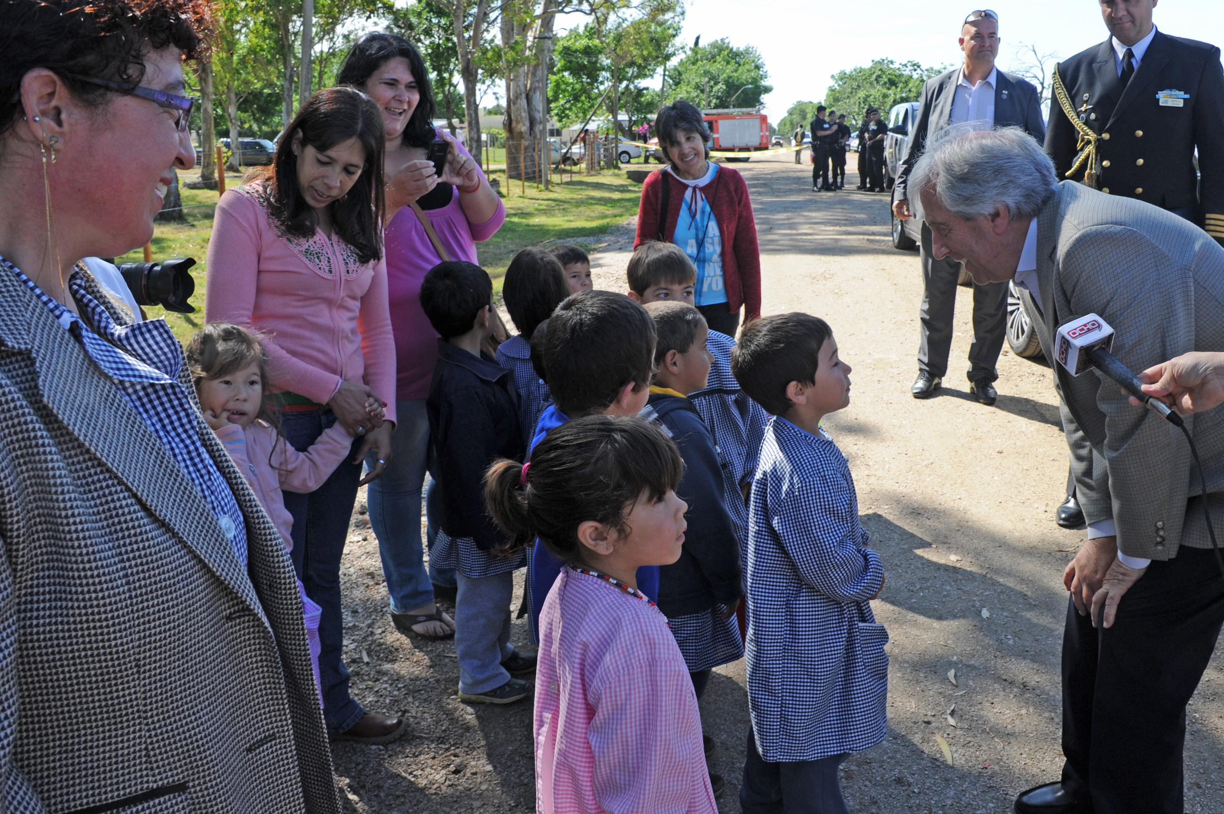 Llegada del Presidente de la República, Tabaré Vázquez, recibido por escolares del lugar