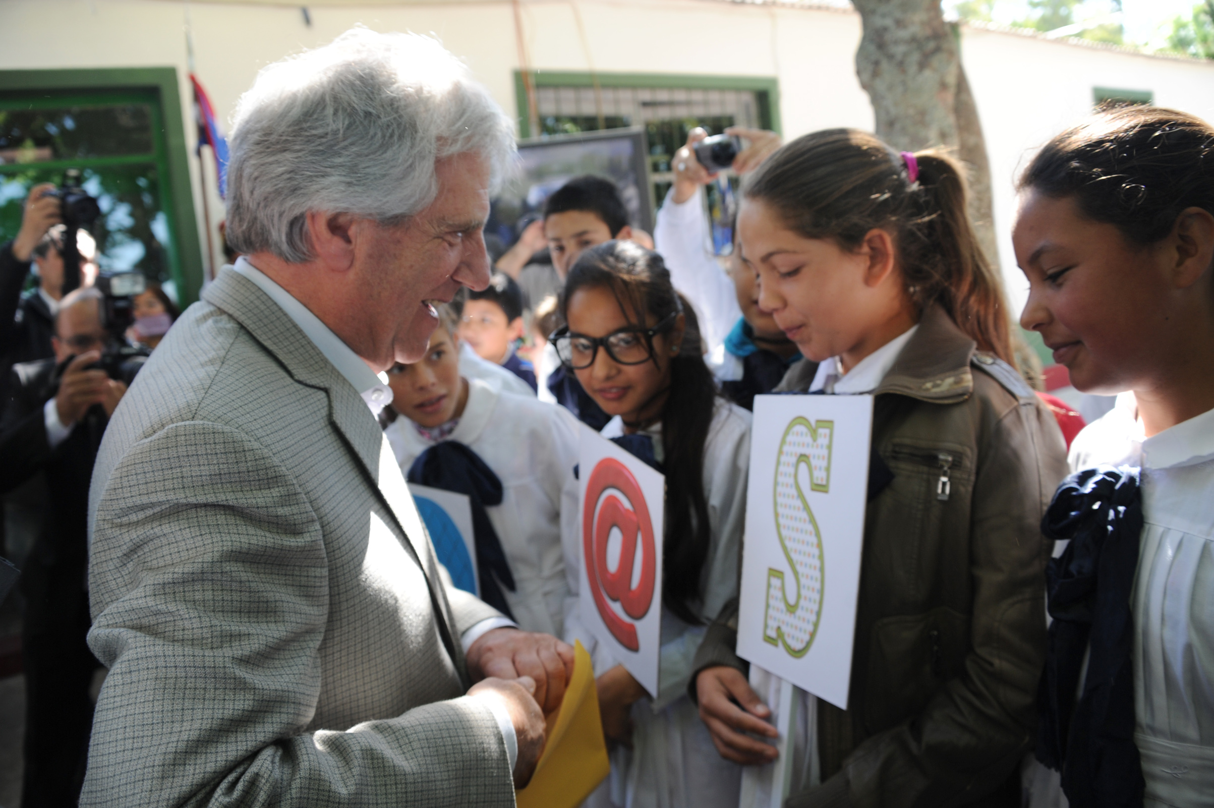 Alumnos del liceo de Carlos Reyles, le dan la bienvenida al Presidente