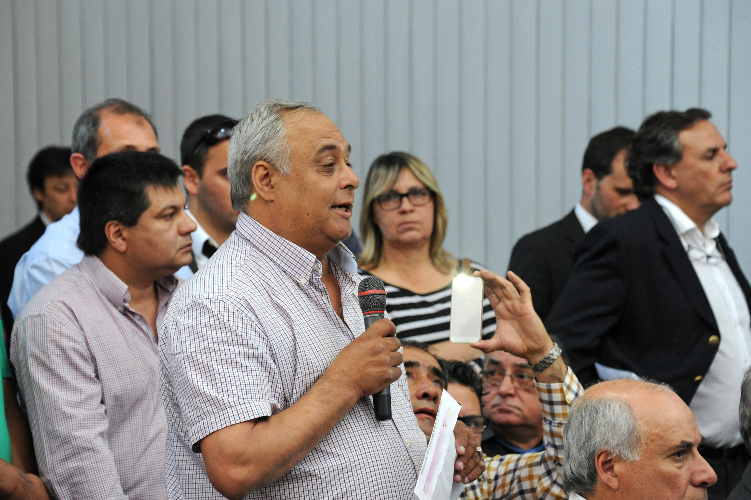 Un vecino asistente al Consejo de Ministros realizando una pregunta