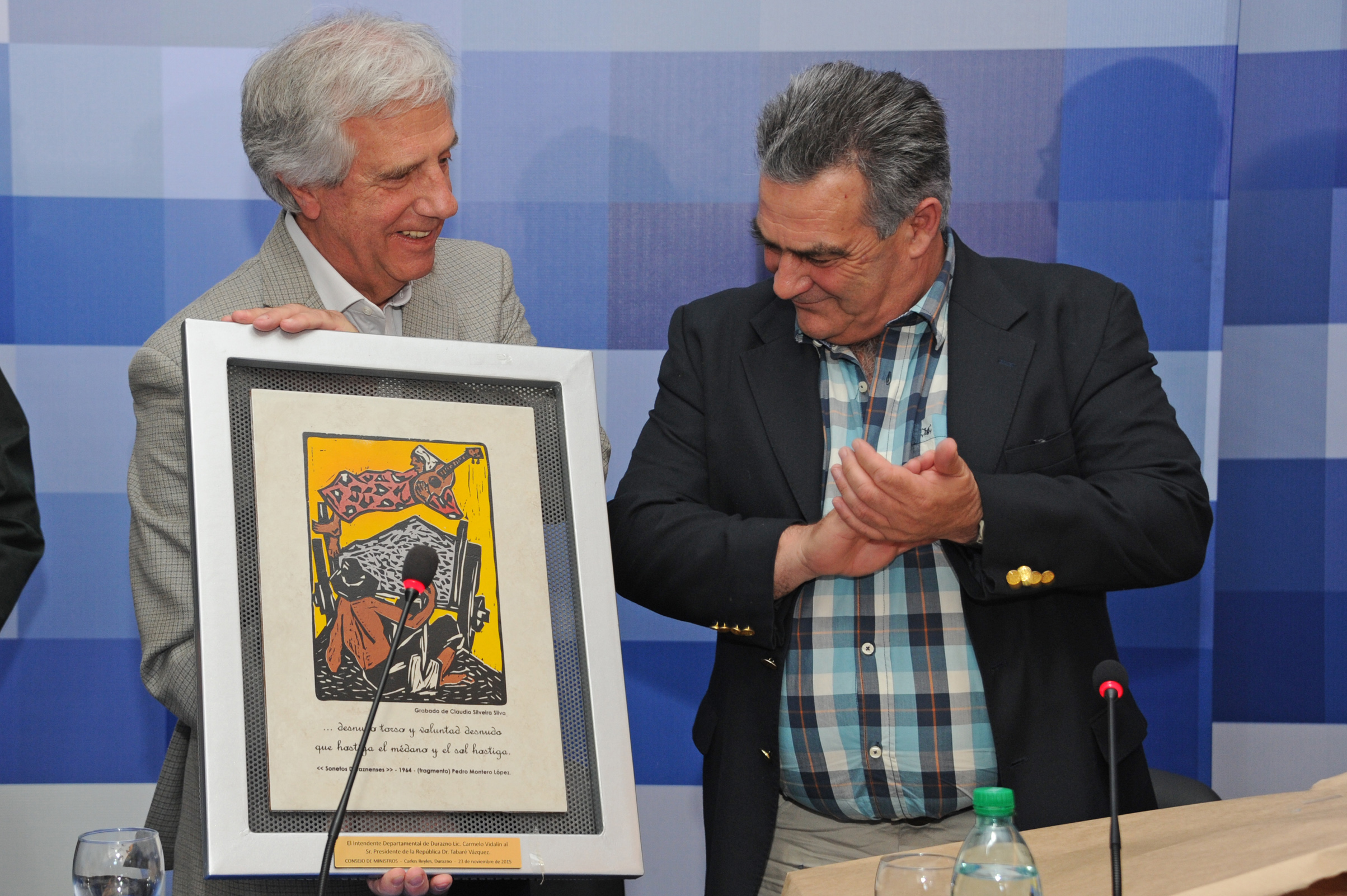 Presidente Tabaré Vázquez recibiendo un obsequio del Intendente Carmelo Vidalín