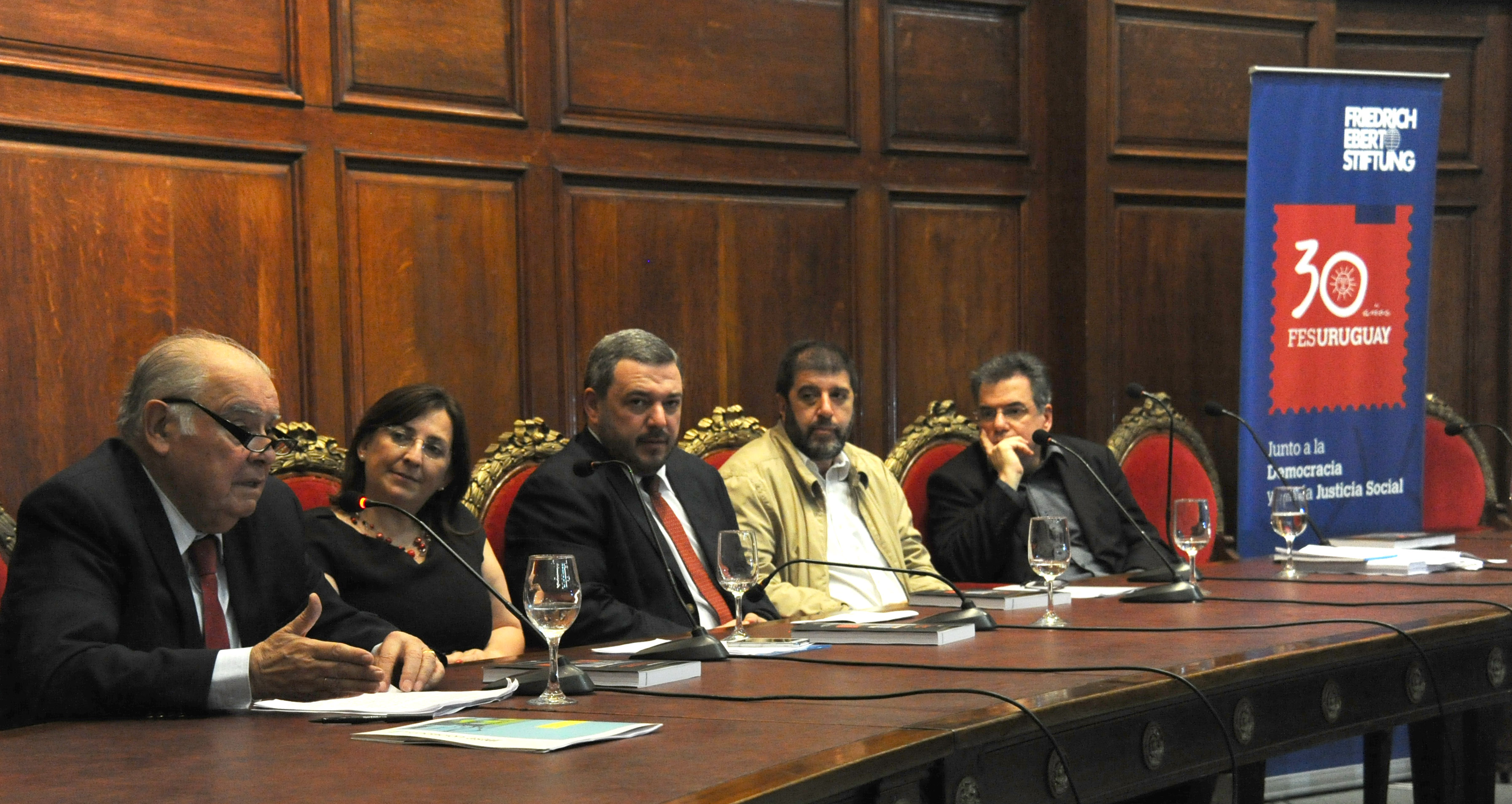 Mario Bergara presentó su obra "Las nuevas reglas de juego en Uruguay"