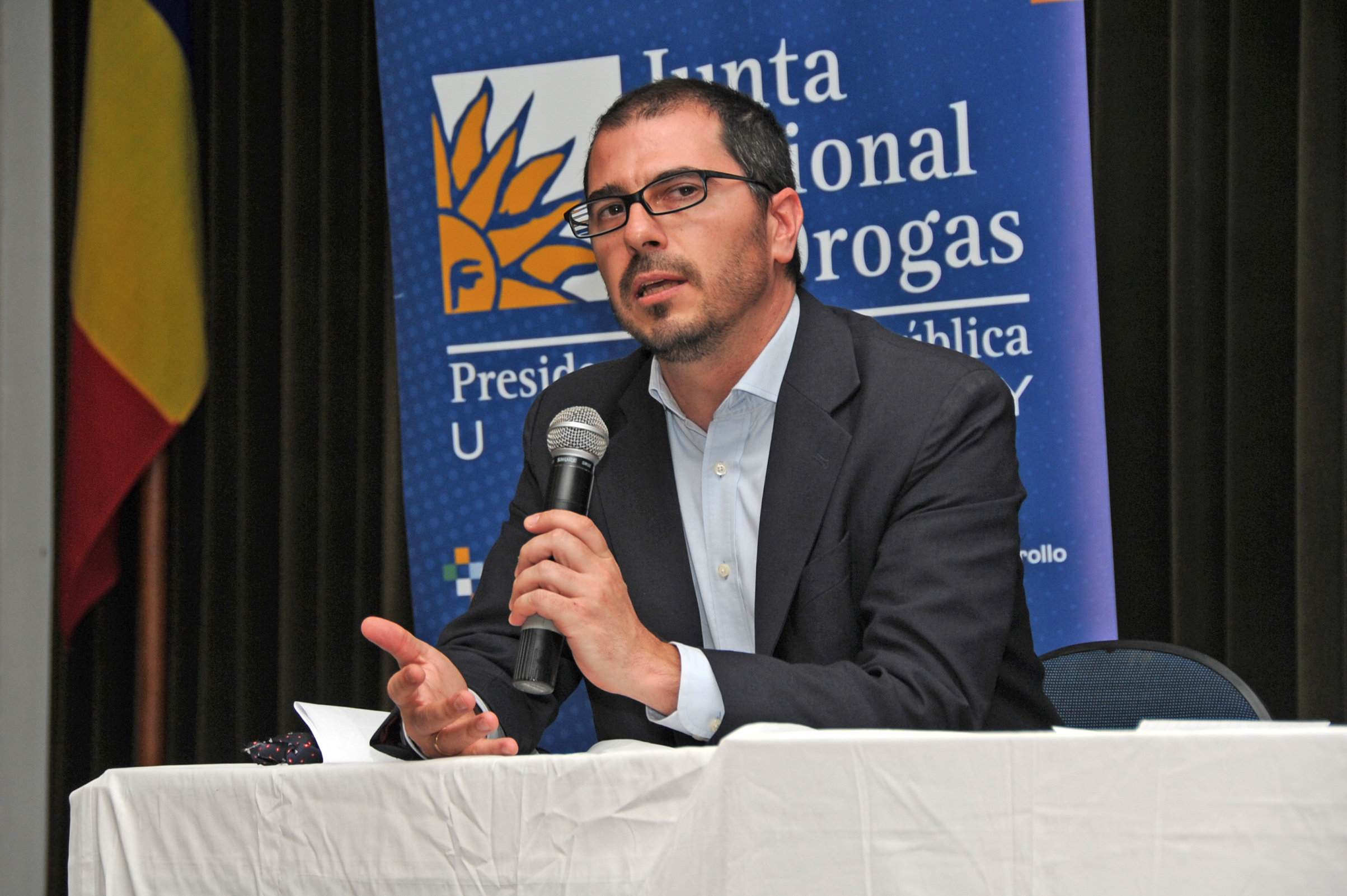 Prosecretario de la Presidencia de la República y Presidente de la Junta Nacional de Drogas, Juan Andrés Roballo, dirigiéndose a los presentes