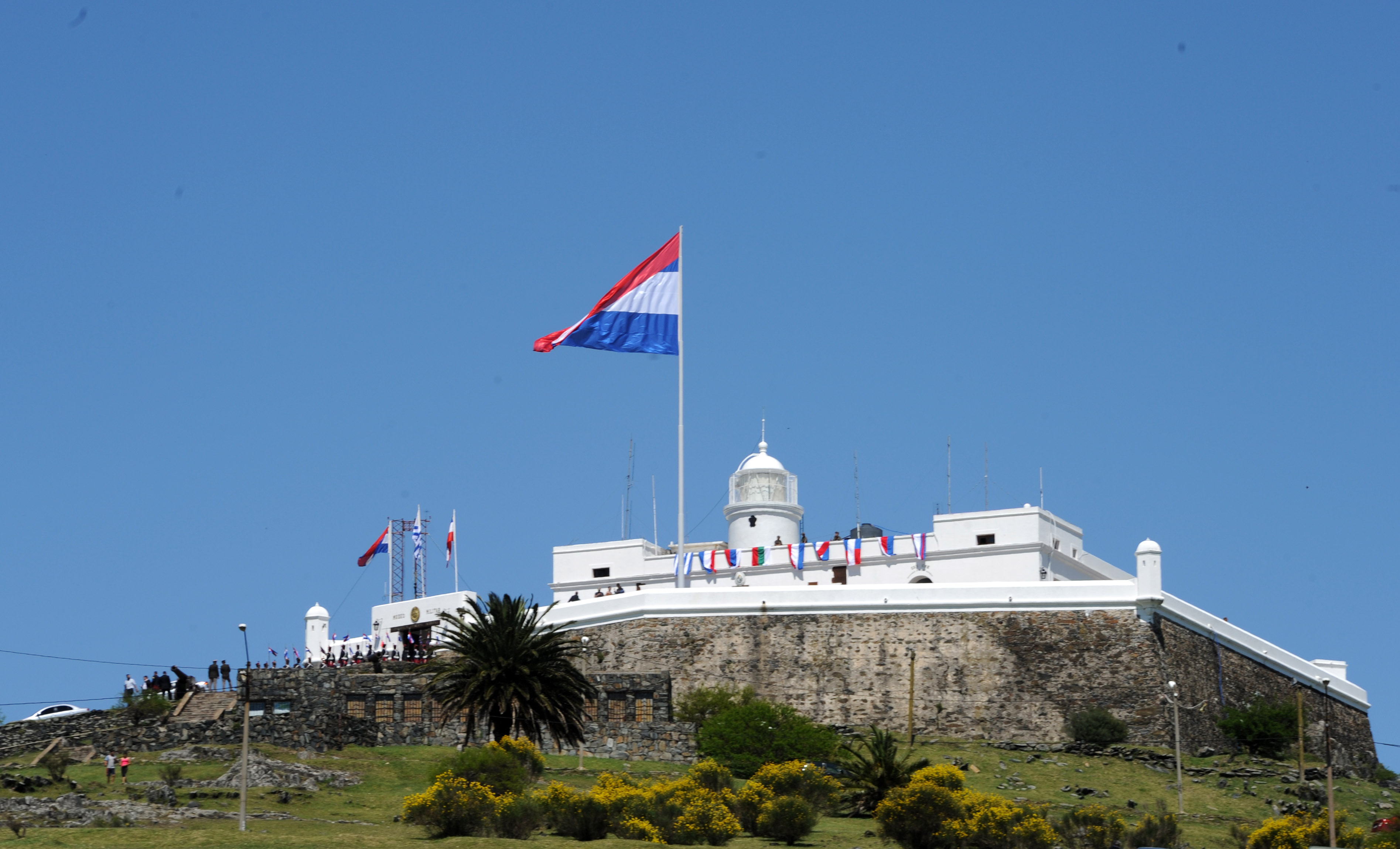 Vázquez inauguró mástil de 25 metros con bandera de Artigas en la Fortaleza del Cerro
