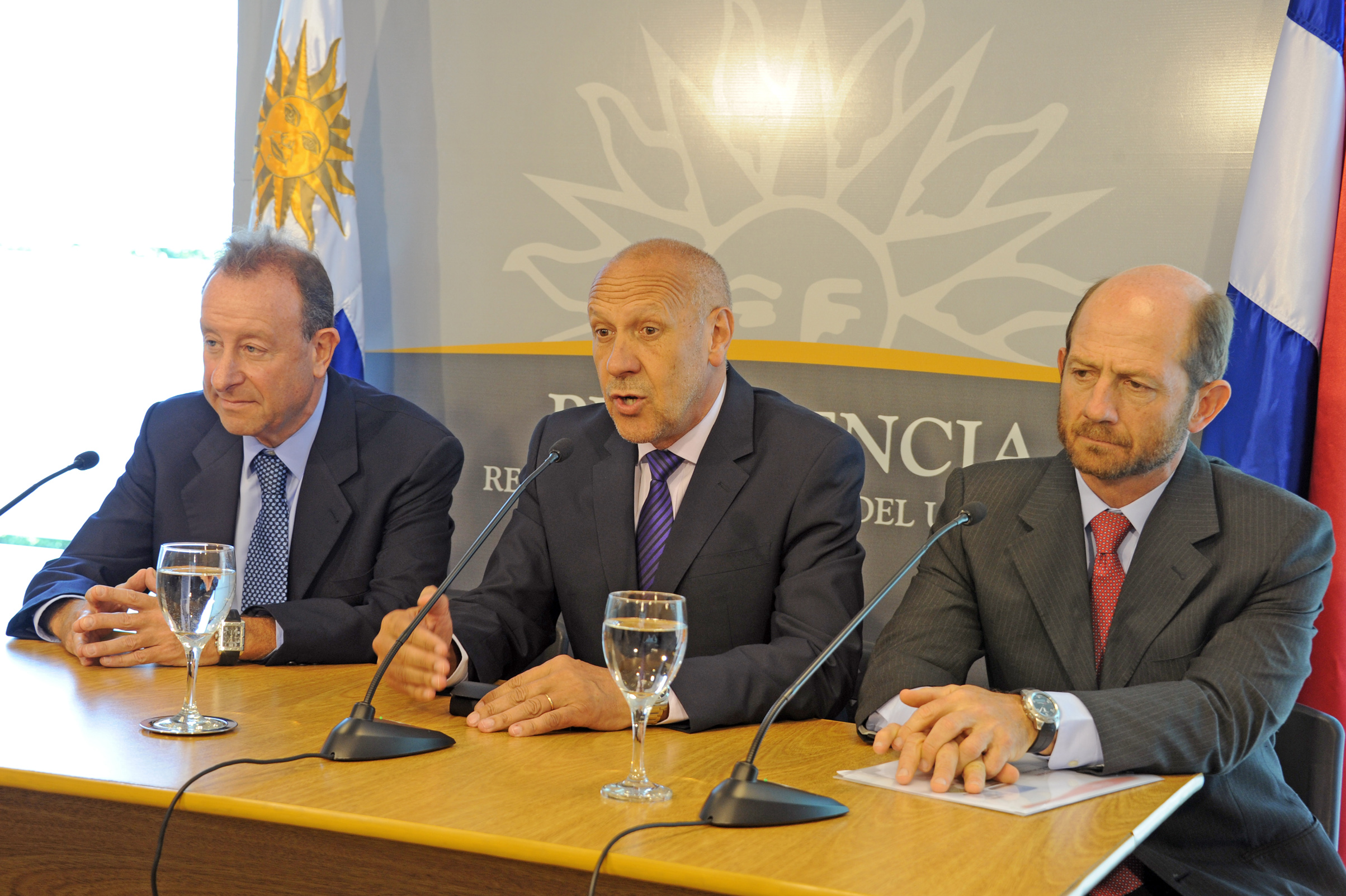 Conferencia de prensa del Secretario de la Presidencia, Miguel Toma, junto a directivos de Teyma