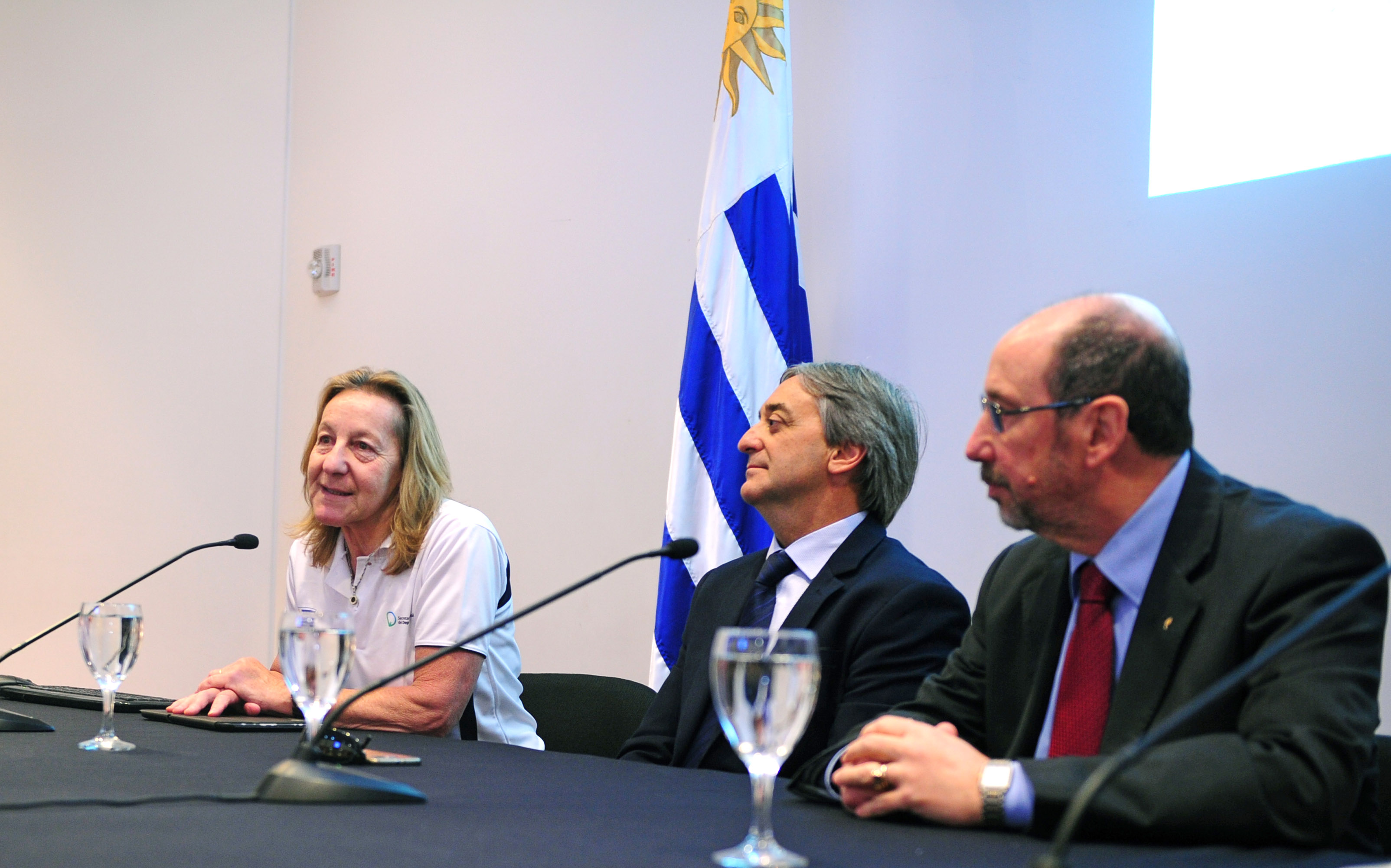 Secretaría del Deporte entregó Pabellón Nacional a jóvenes que representarán a Uruguay