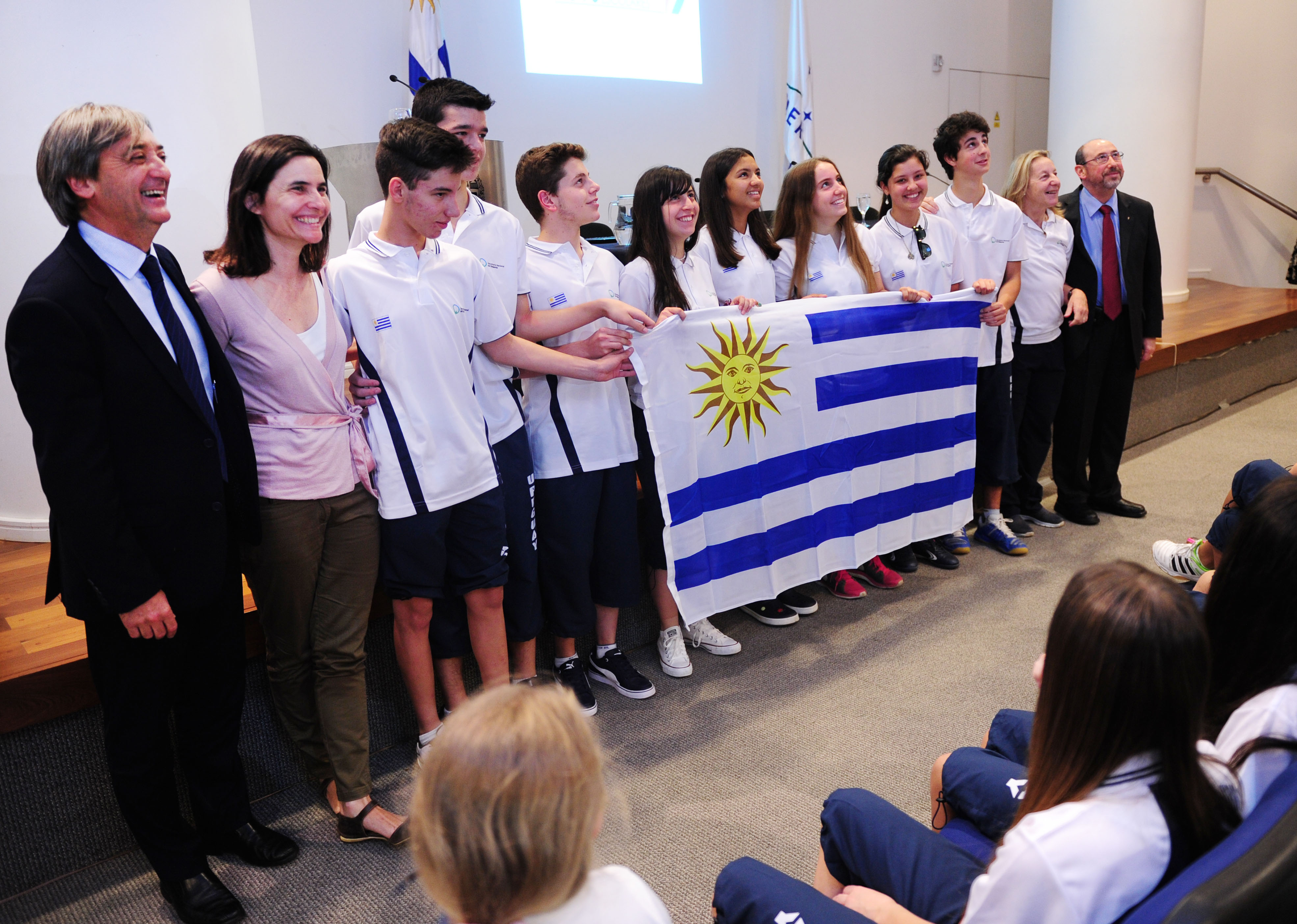 Secretaría del Deporte entregó Pabellón Nacional a jóvenes que representarán a Uruguay