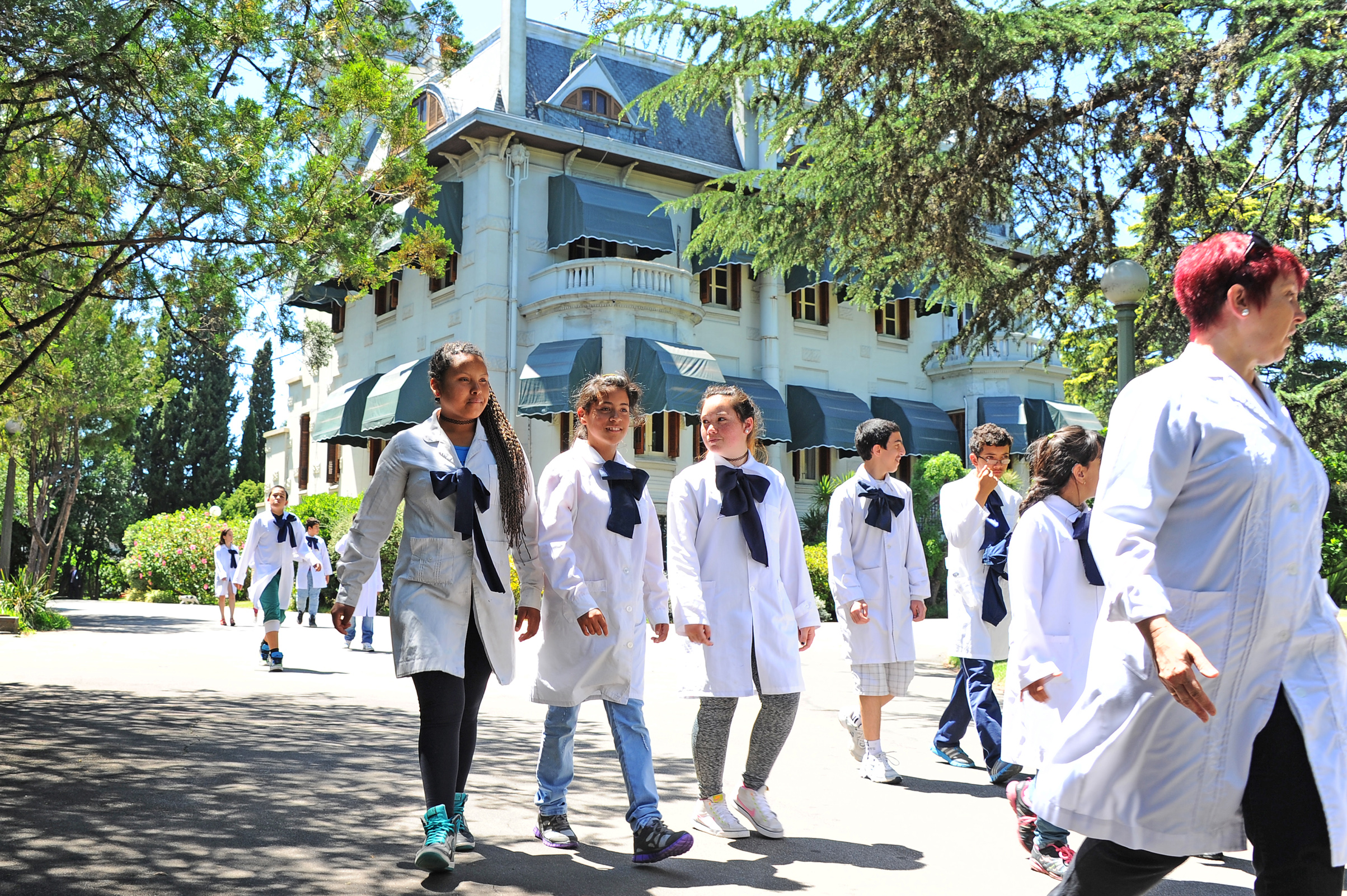 Niños de la escuela N°197 para sordos de Montevideo llegando a la Residencia de Suárez y Reyes