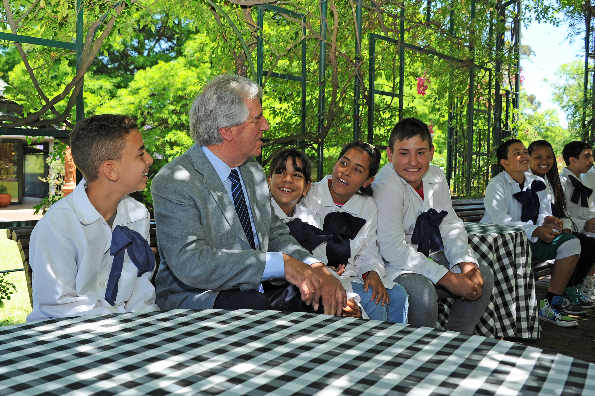 Tabaré Vázquez dialogando con los alumnos de la escuela N°197