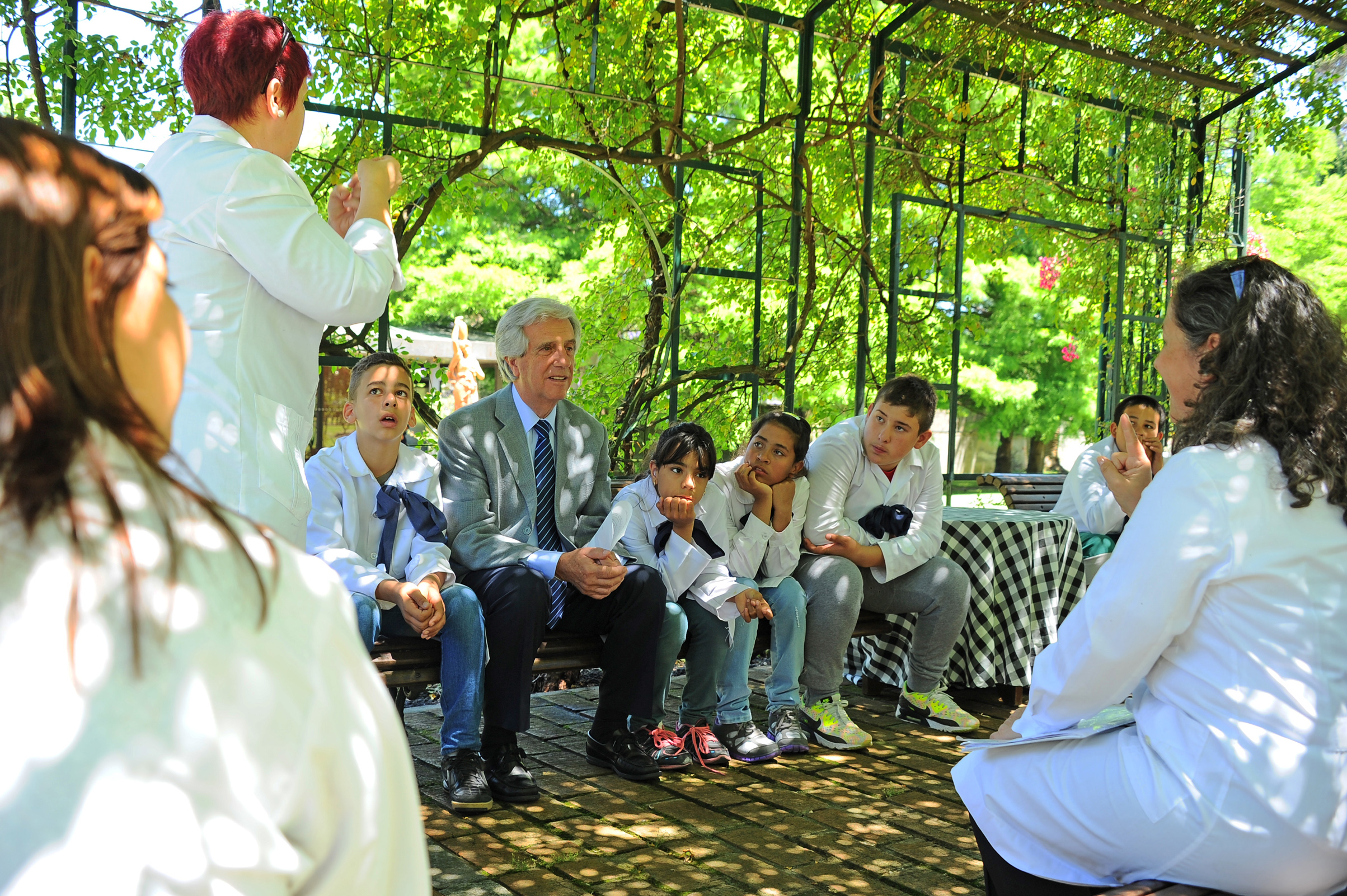 Tabaré Vázquez dialogando con alumnos y maestros de la escuela N°197