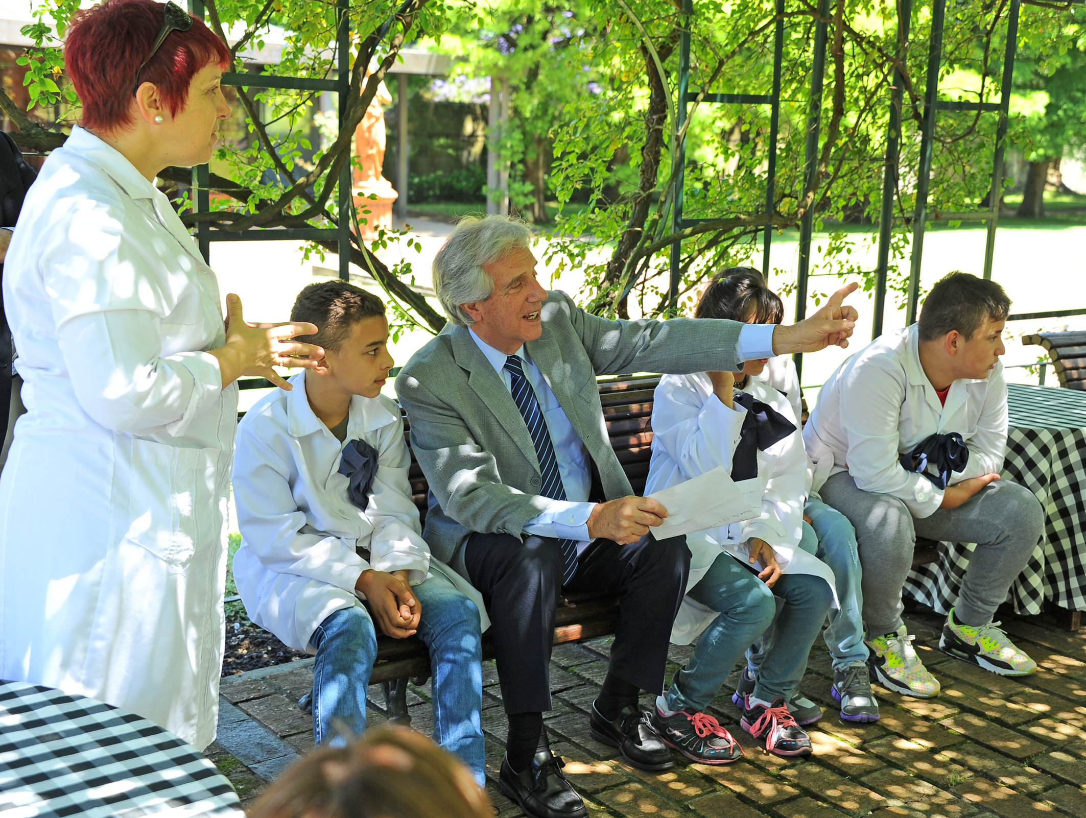 Tabaré Vázquez dialogando con alumnos y maestros de la escuela N°197