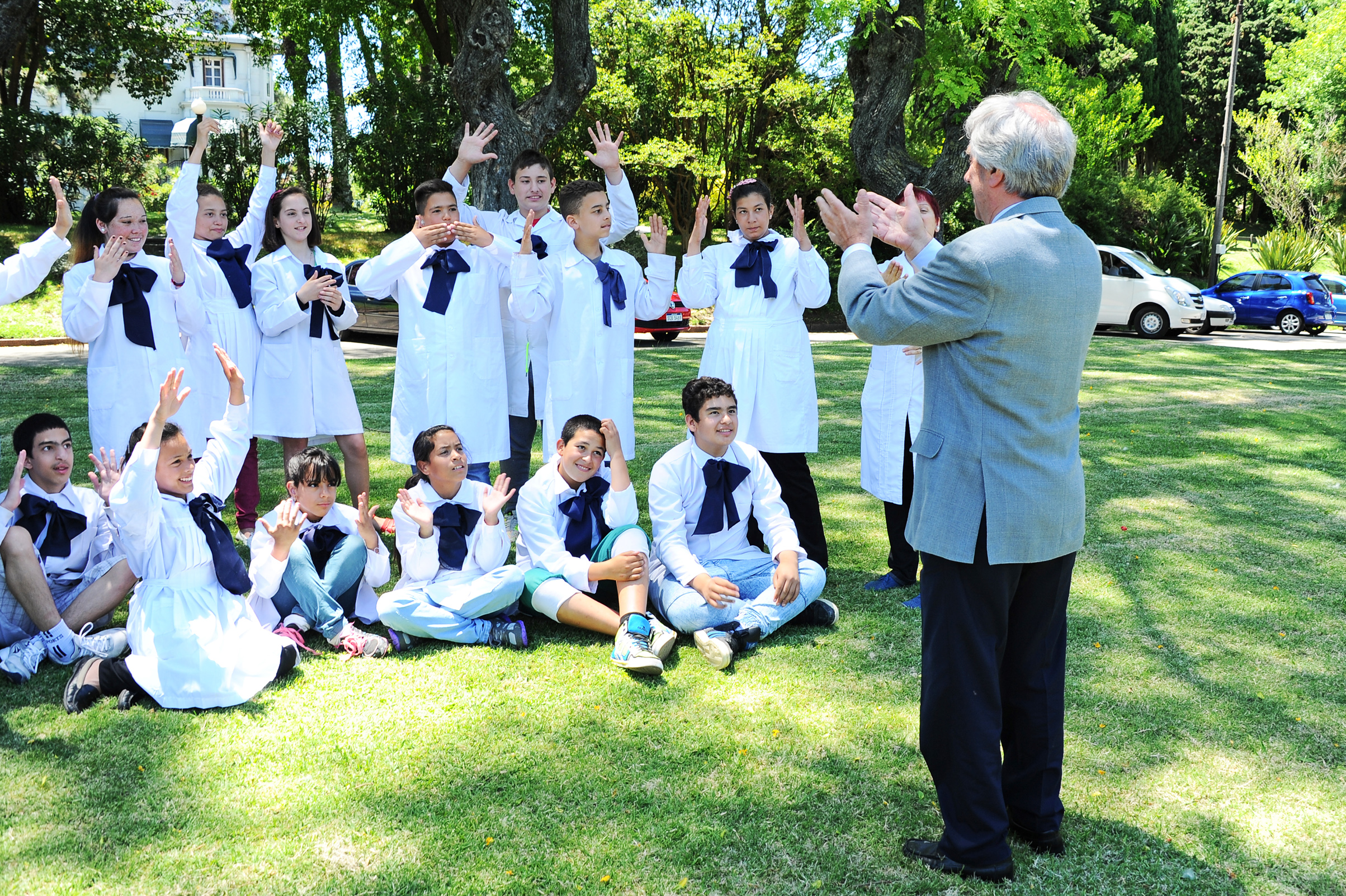 Tabaré Vázquez junto a alumnos y maestros de la escuela N°197