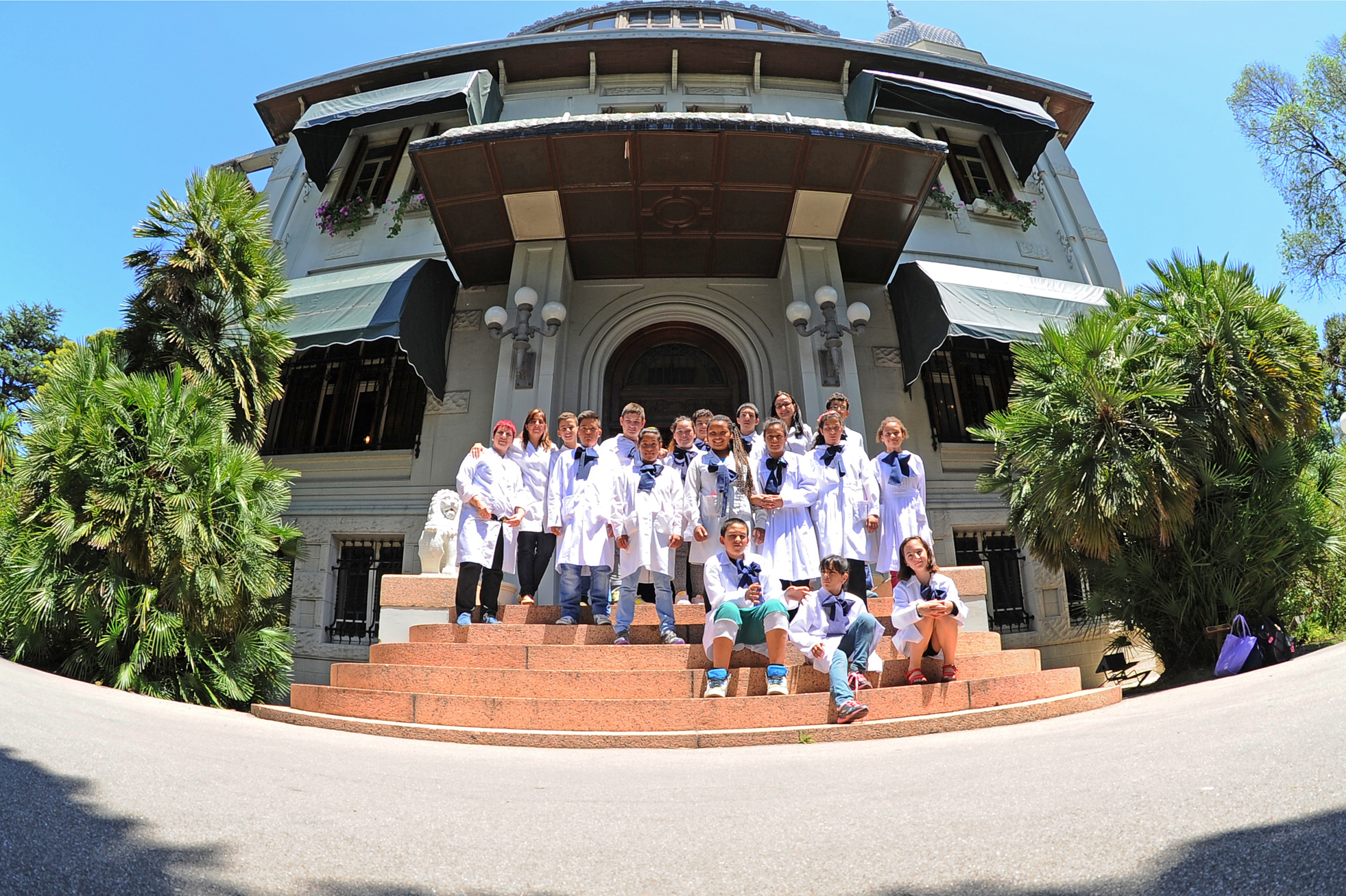 Alumnos y maestros de la escuela N°197 en la Residencia de Suárez y Reyes