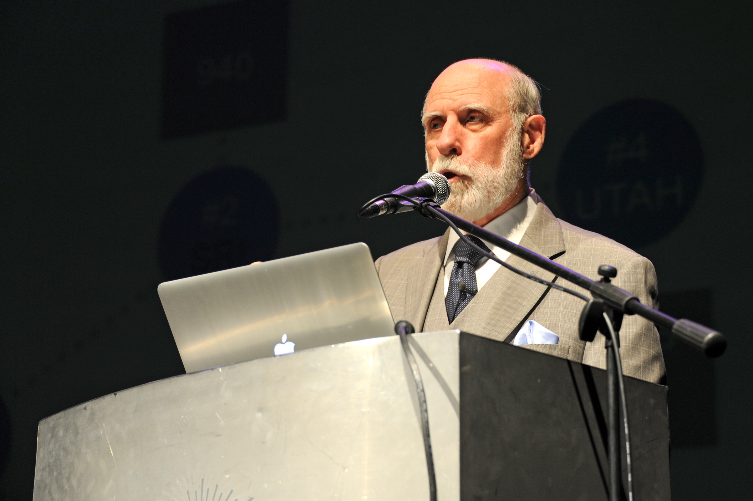 Vint Cerf brindando su conferencia