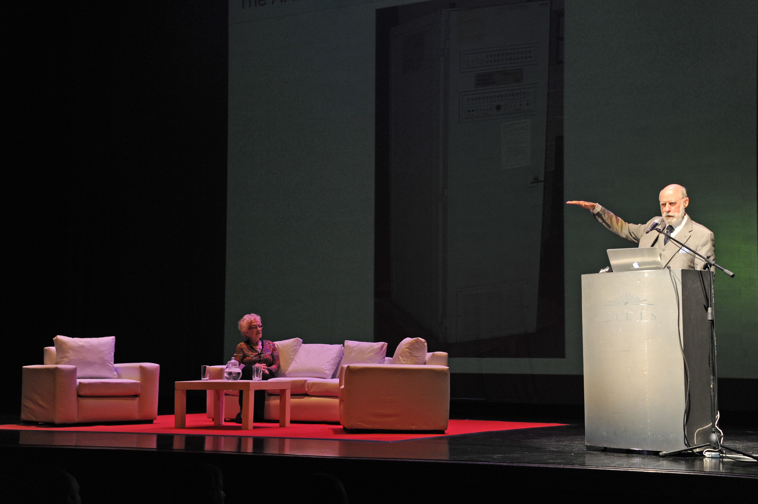Vint Cerf brindando su conferencia