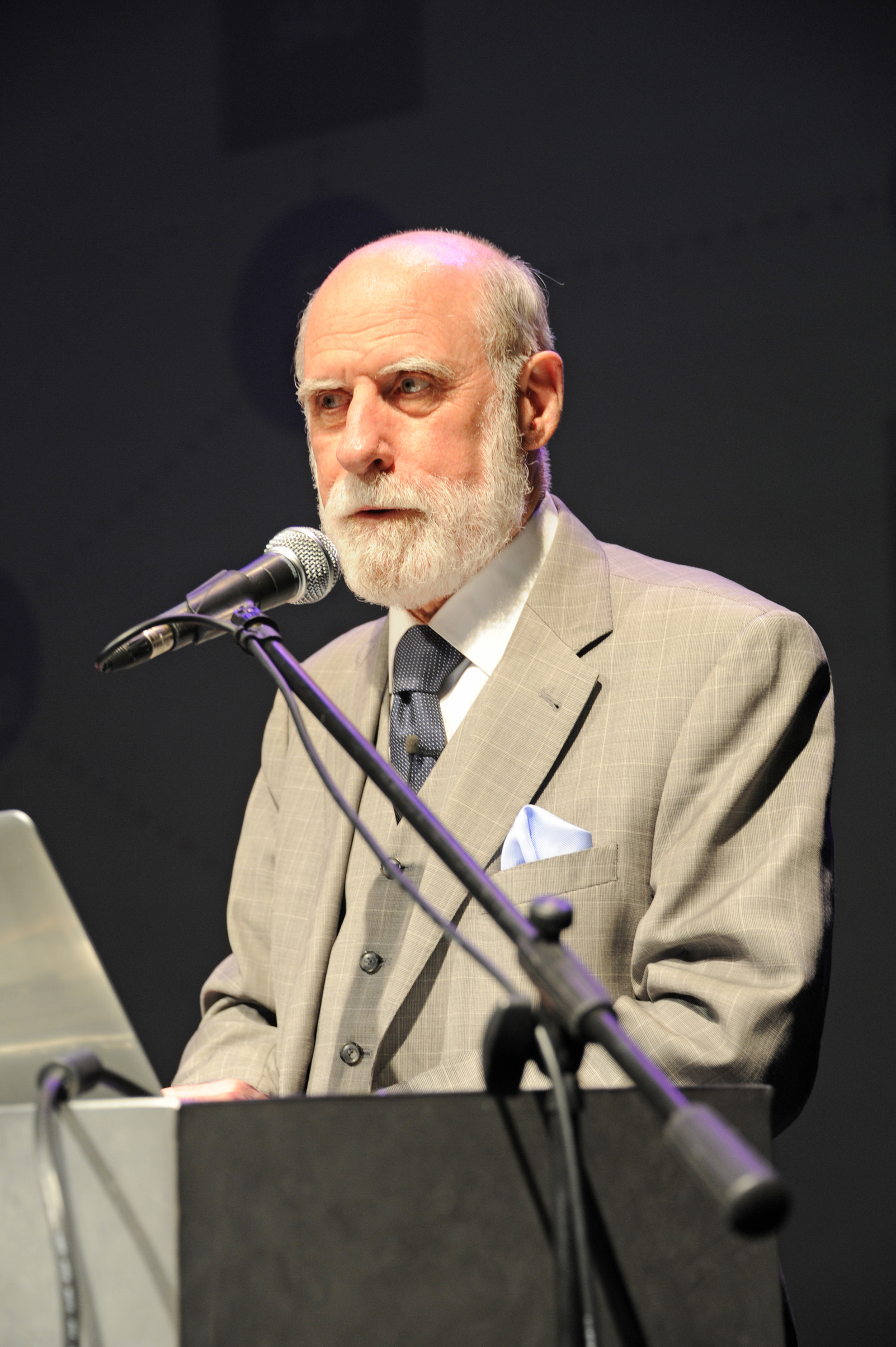 Vint Cerf brindando su conferencia