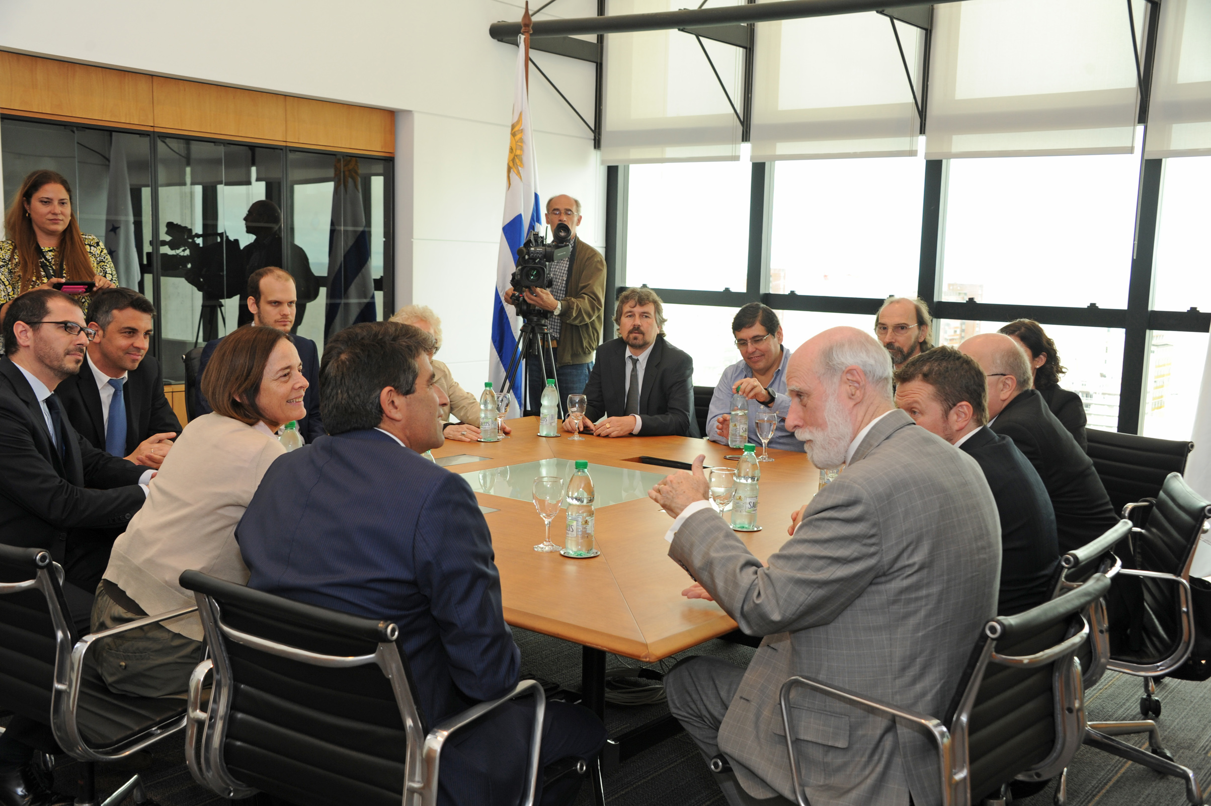 Presidente de la República en ejercicio, Raúl Sendic; Prosecretario de Presidencia, Juan Andrés Roballo, y autoridades de AGESIC, reciben a Vint Cerf
