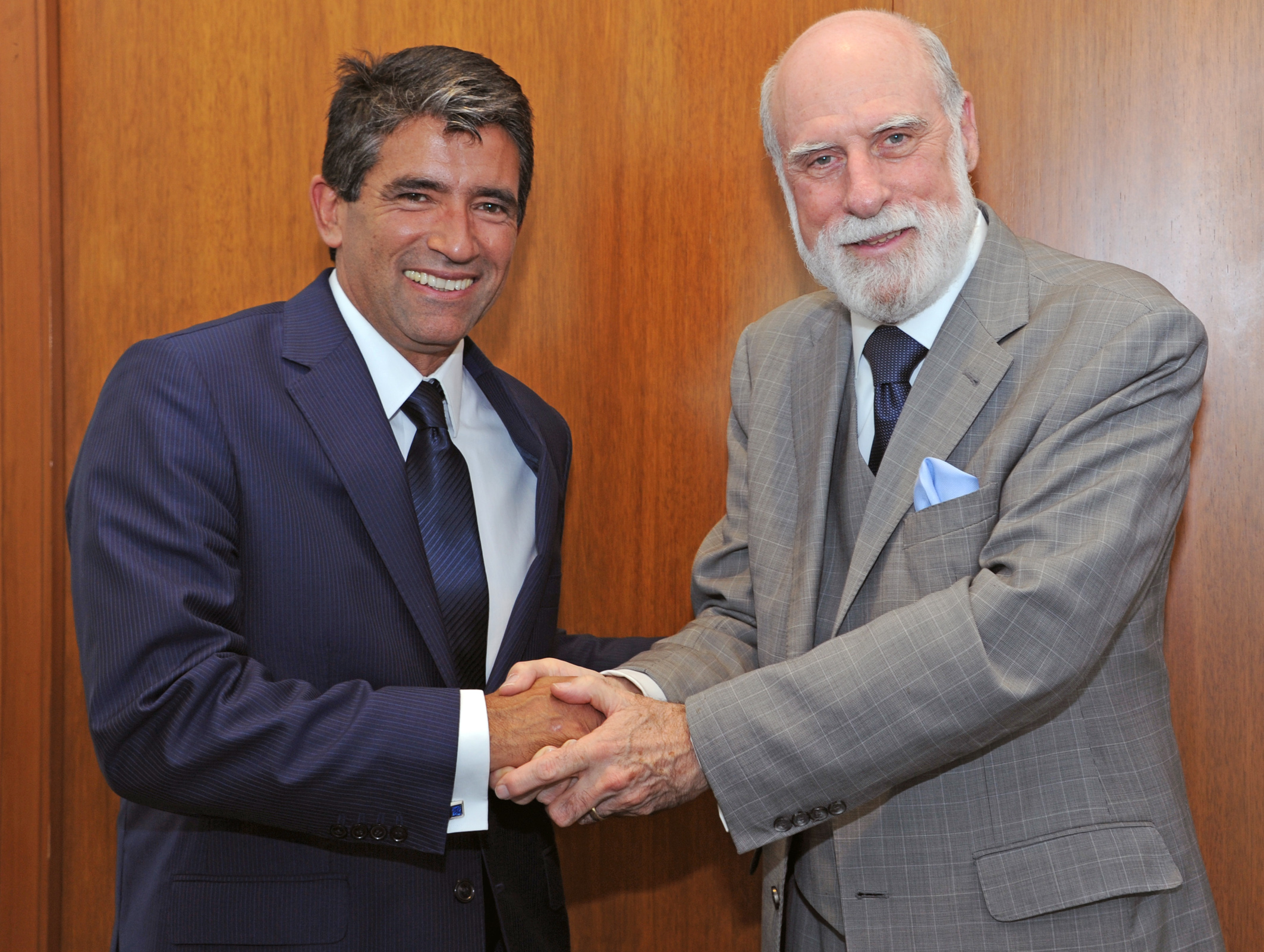 Raúl Sendic junto a Vint Cerf