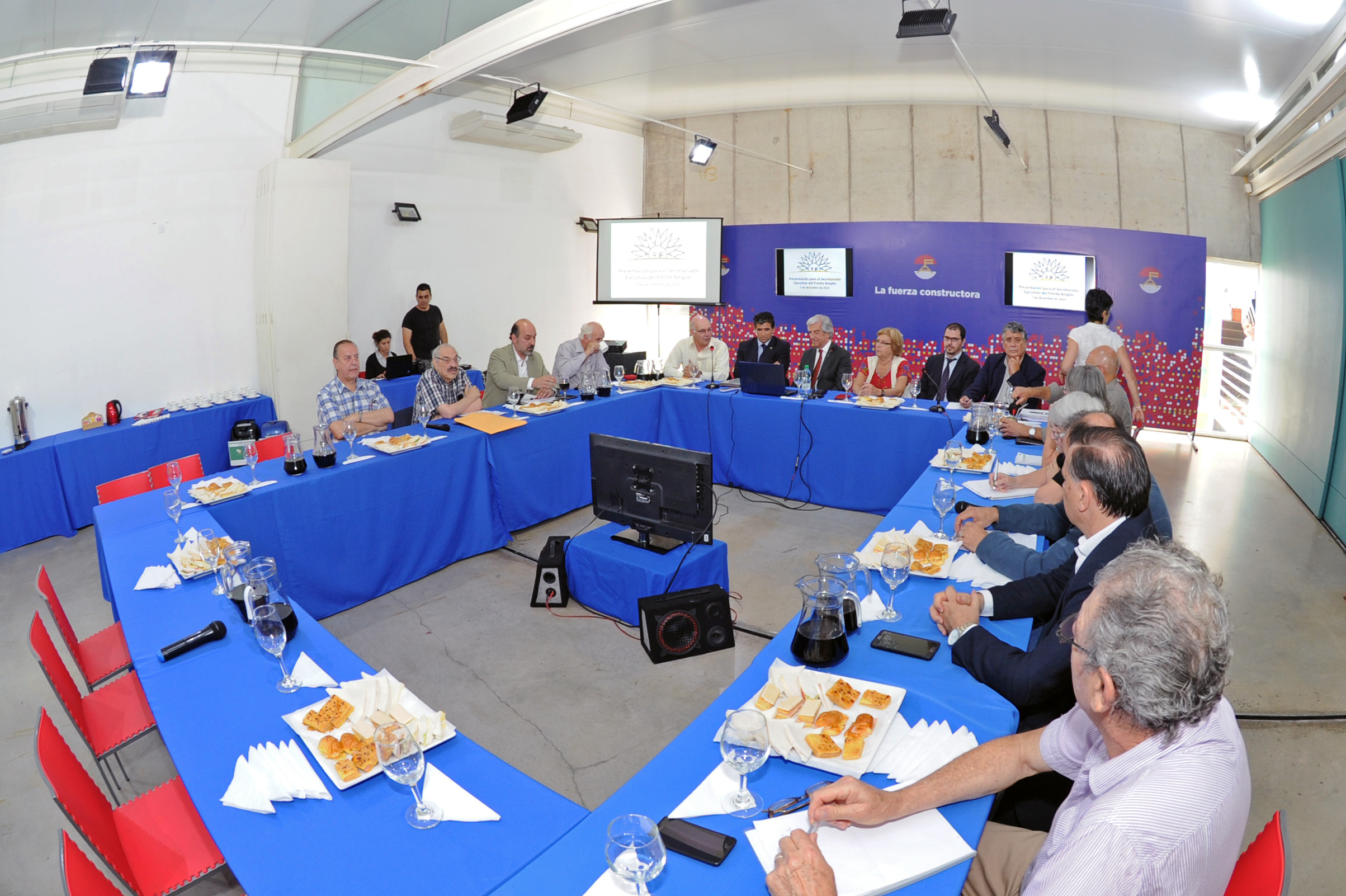Reunión celebrada entre el Presidente Tabaré Vázquez, el Vice Presidente Raúl Sendic y autoridades del partido de Gobierno