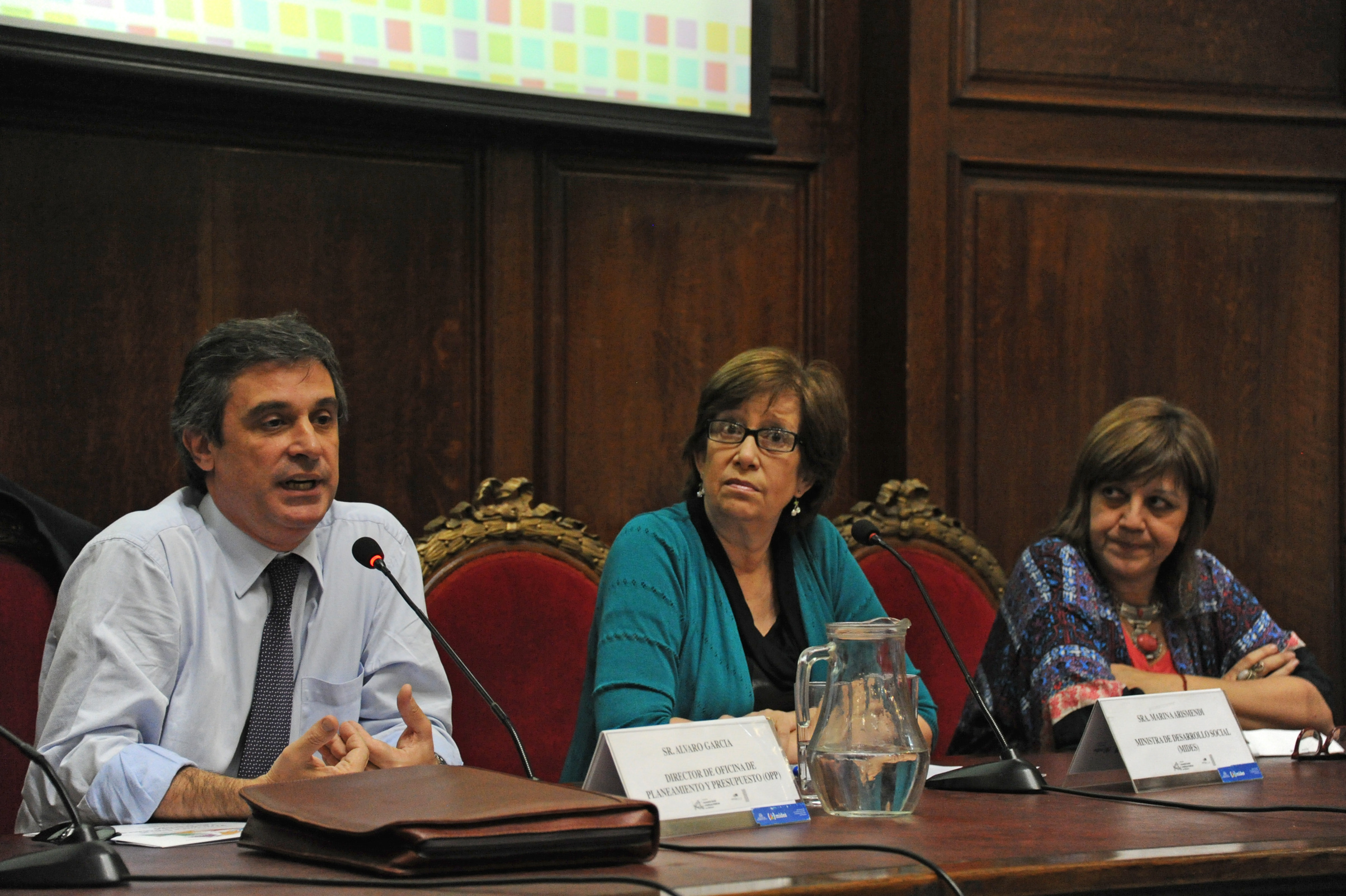 Director de la Oficina de Planeamiento y Presupuesto, Álvaro García, dirigiéndose a los presentes