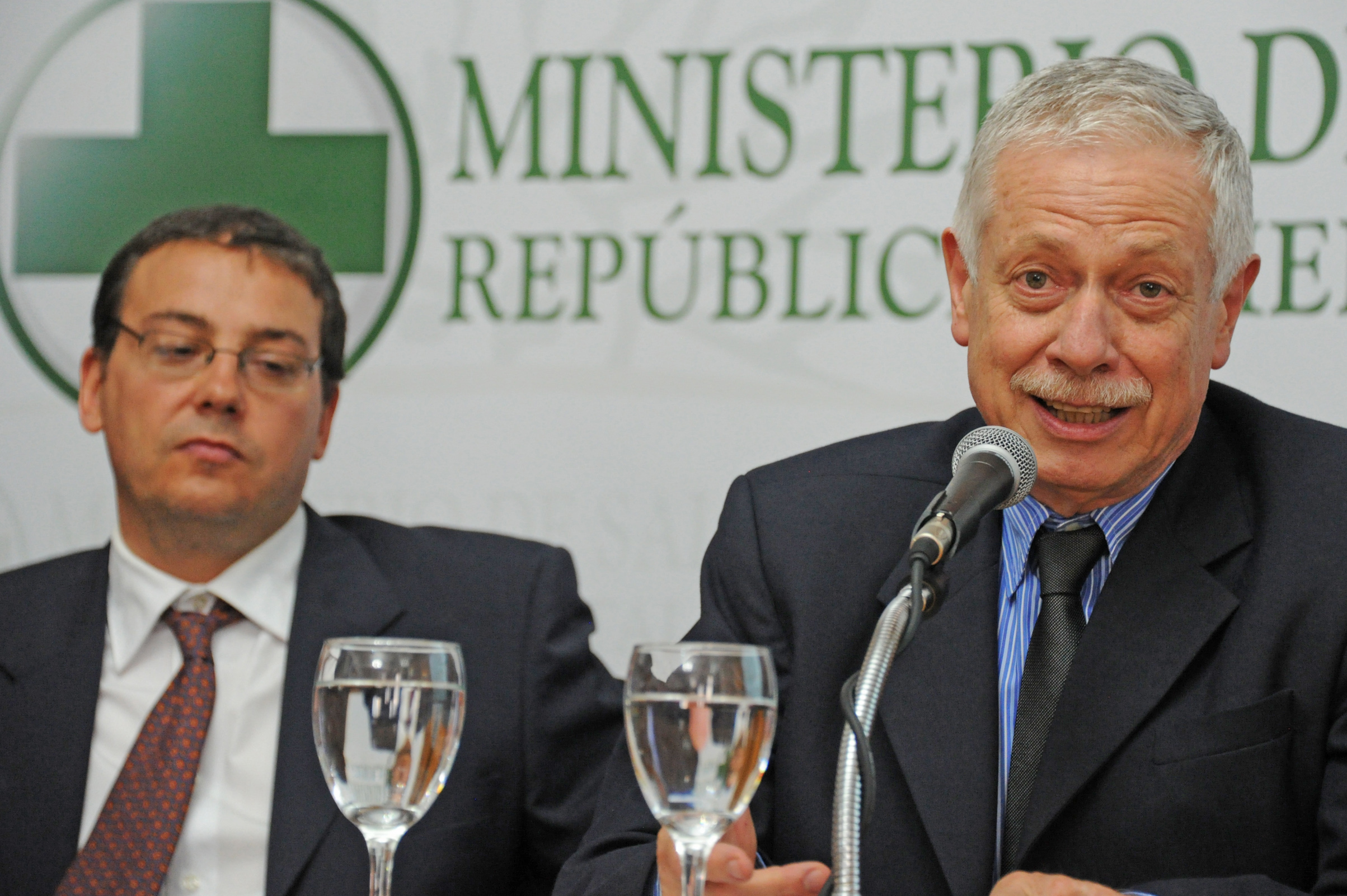 Ministro de Salud Pública, Jorge Basso, dirigiéndose a los presentes
