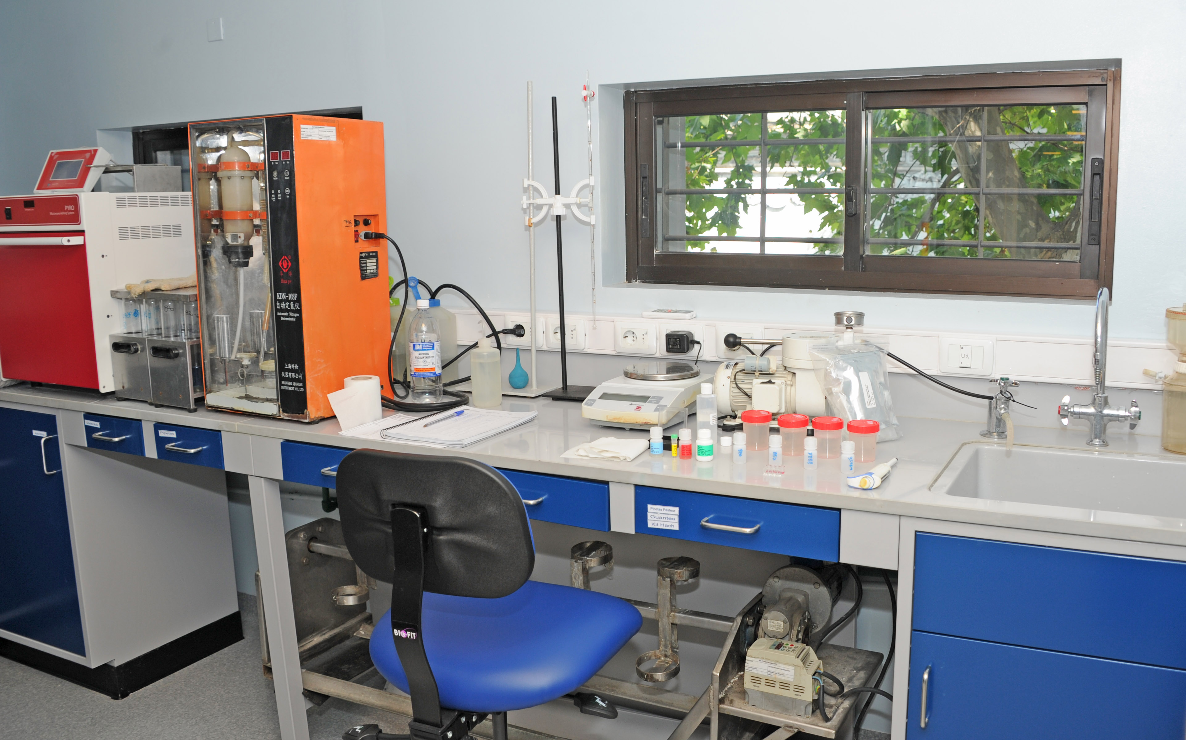 Carolina Cosse y Pablo Ferreri inauguraron el nuevo local del Laboratorio Ecotech