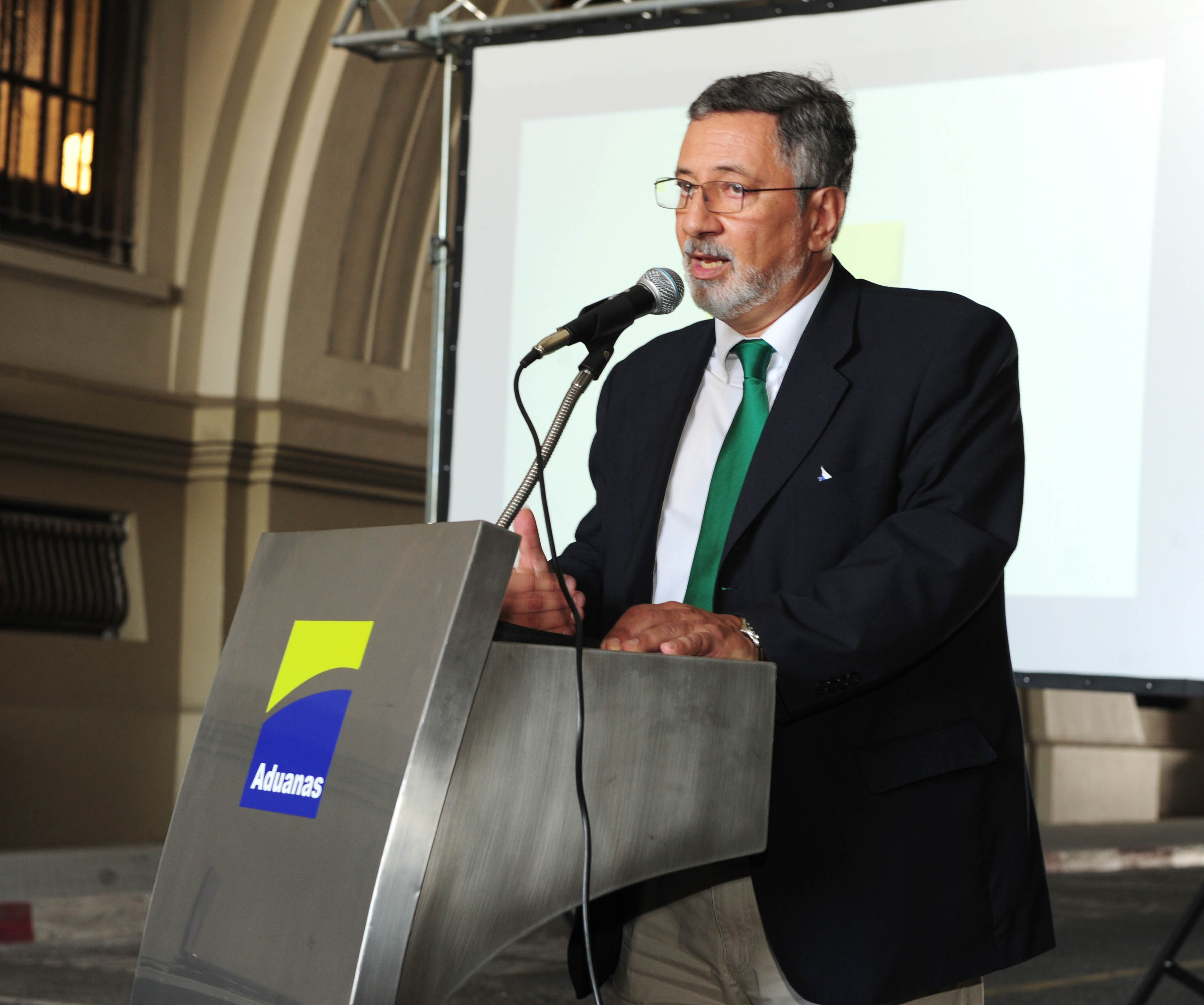 Director de Aduanas, Enrique Canon
