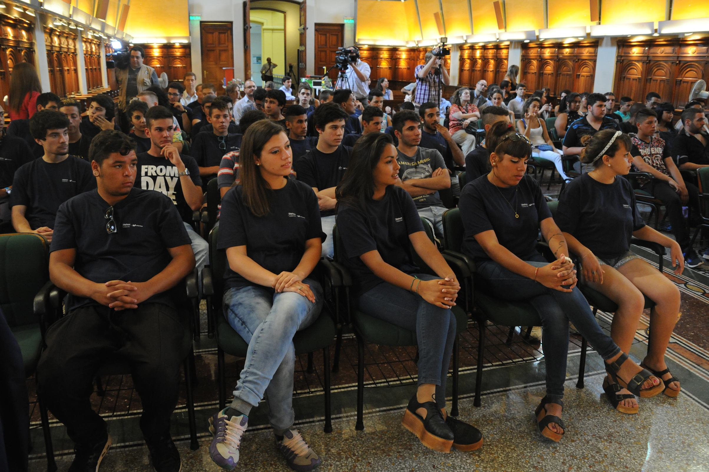 Jóvenes participantes de la convocatoria y asistentes al evento