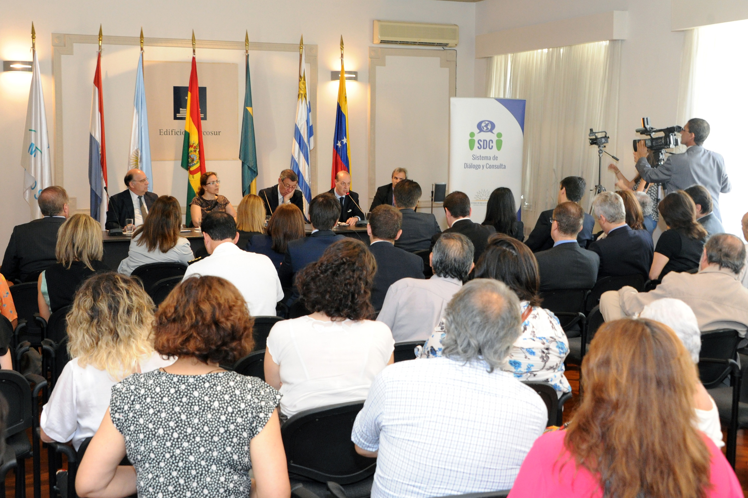 Auditorio durante la exposición del Canciller Rodolfo Nin Novoa