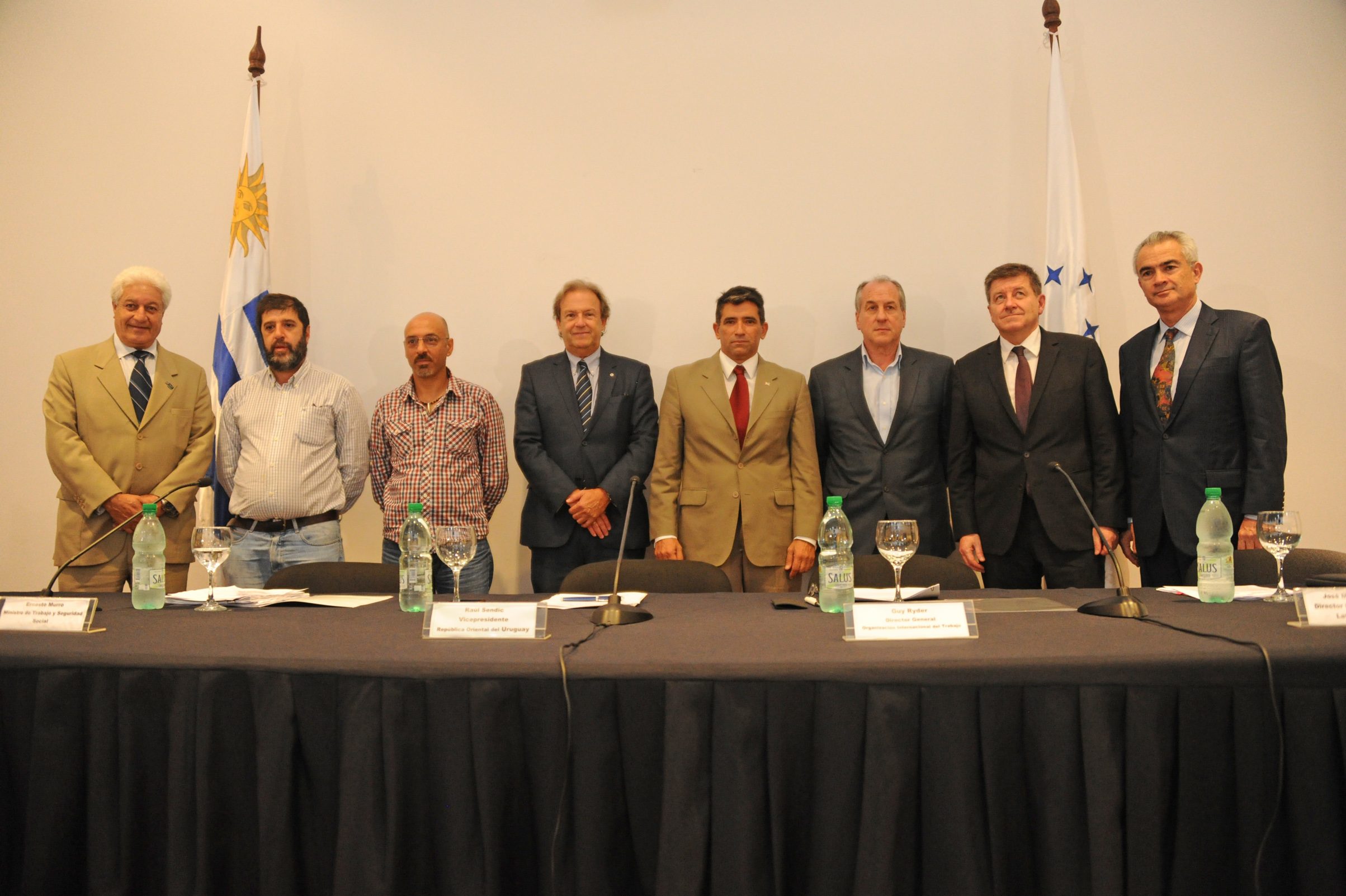 Autoridades nacionales junto al Director General de la OIT, Guy Ryder
