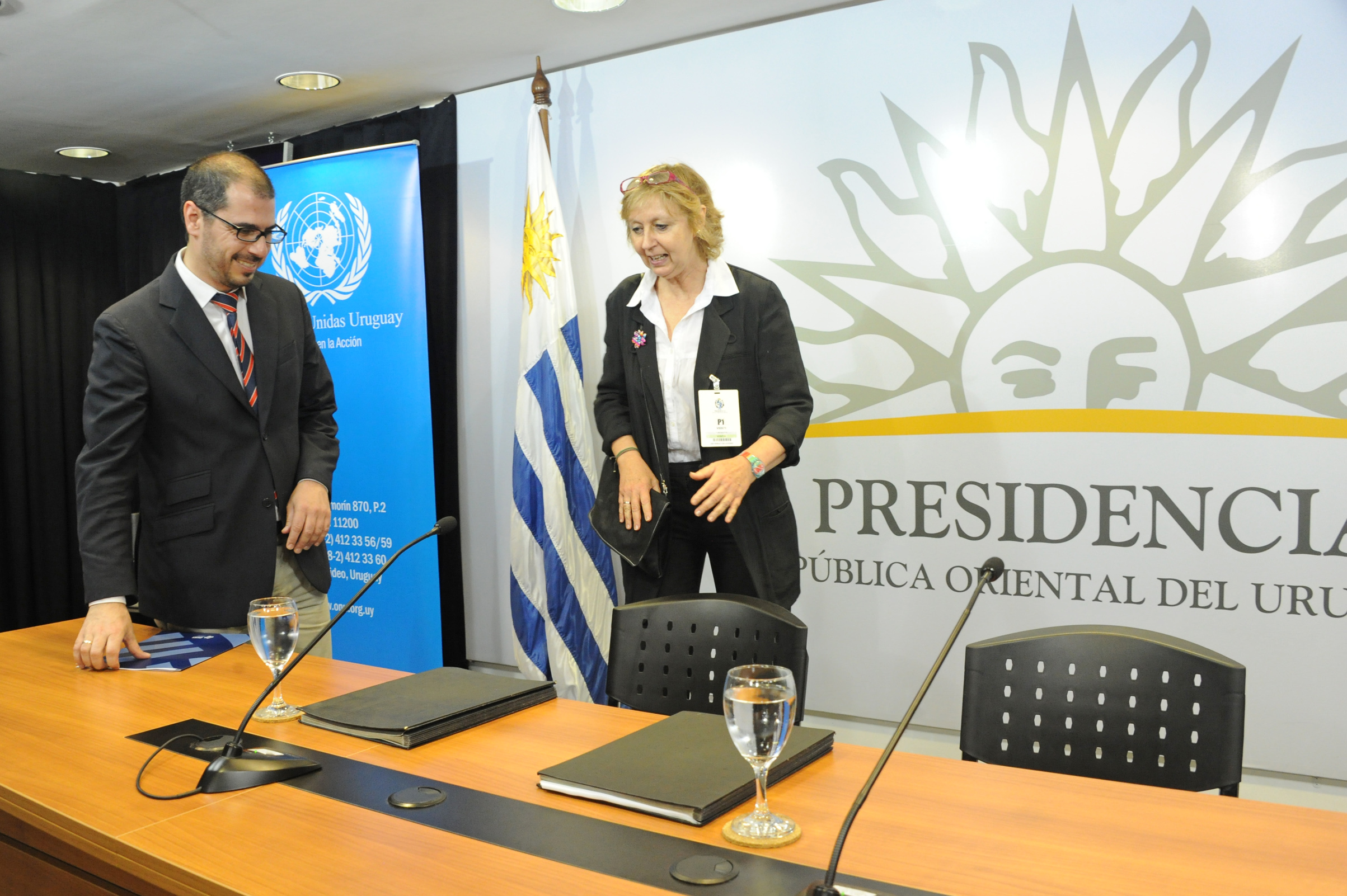 Prosecretario Juan Andrés Roballo junto a representante del sistema de ONU en Uruguay, Denise Cook