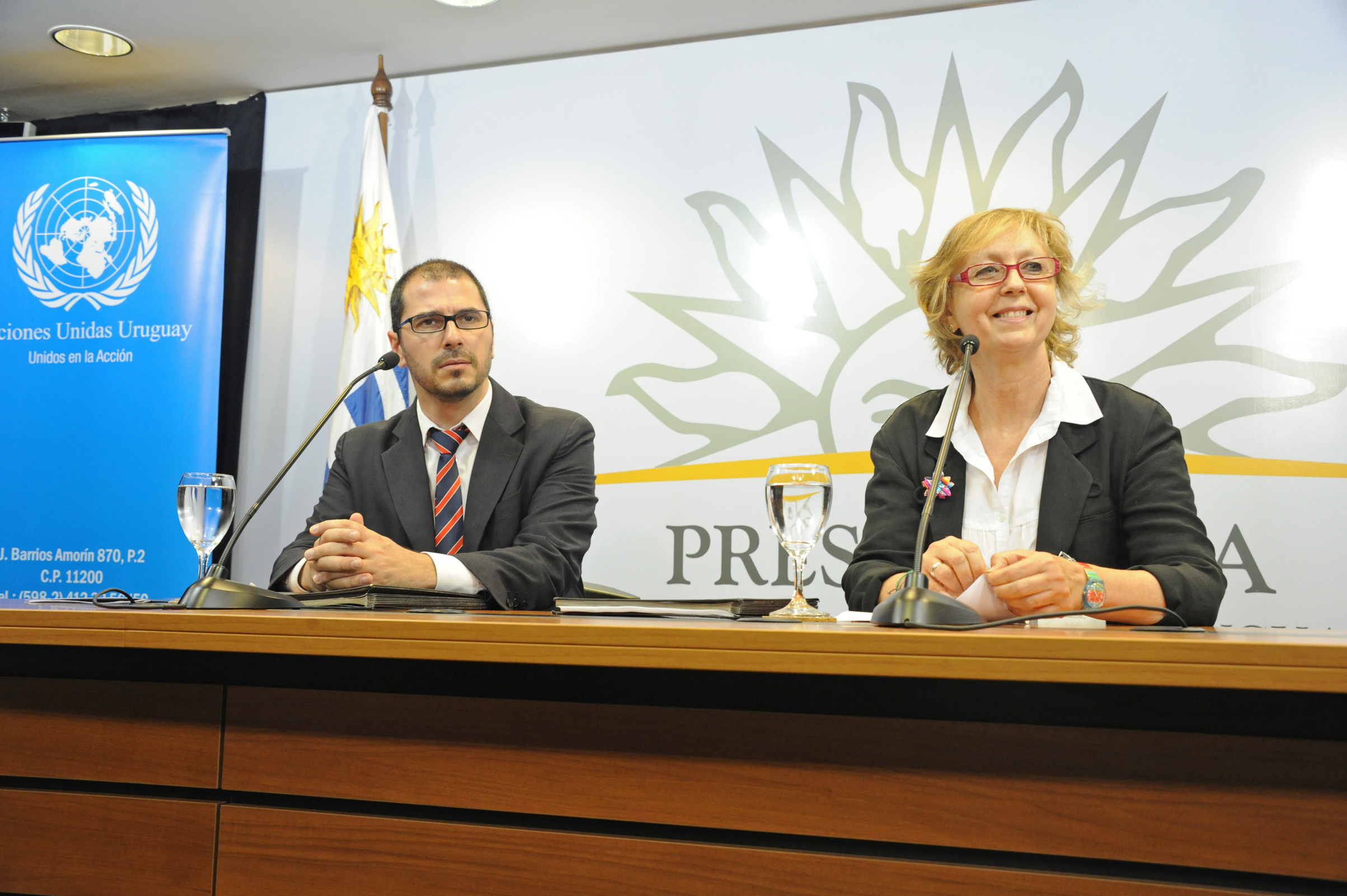 Prosecretario Juan Andrés Roballo junto a representante del sistema de ONU en Uruguay, Denise Cook