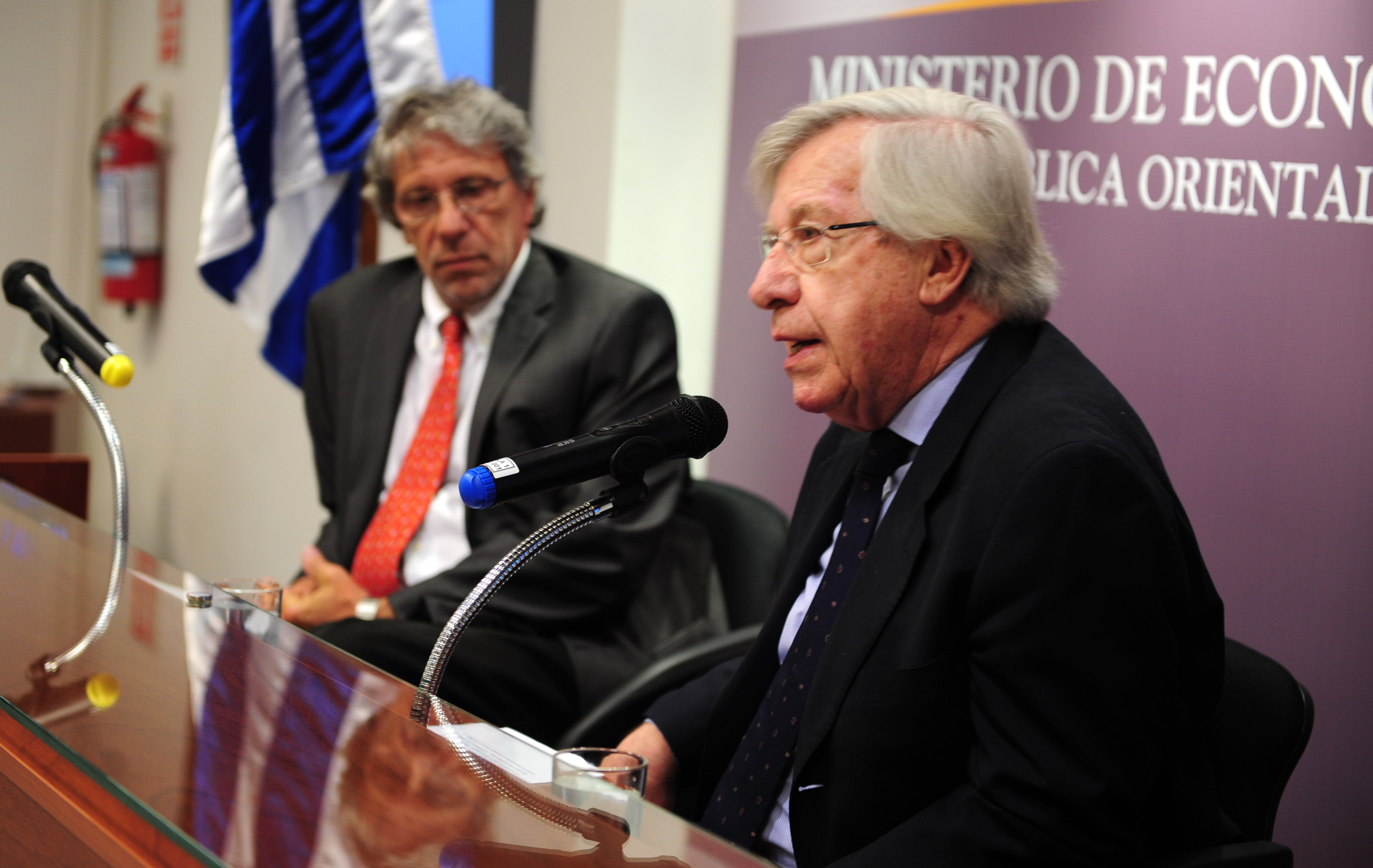 Ministro de Economía y Finanzas, Danilo Astori, y el representante del BID en Uruguay, Juan José Taccone