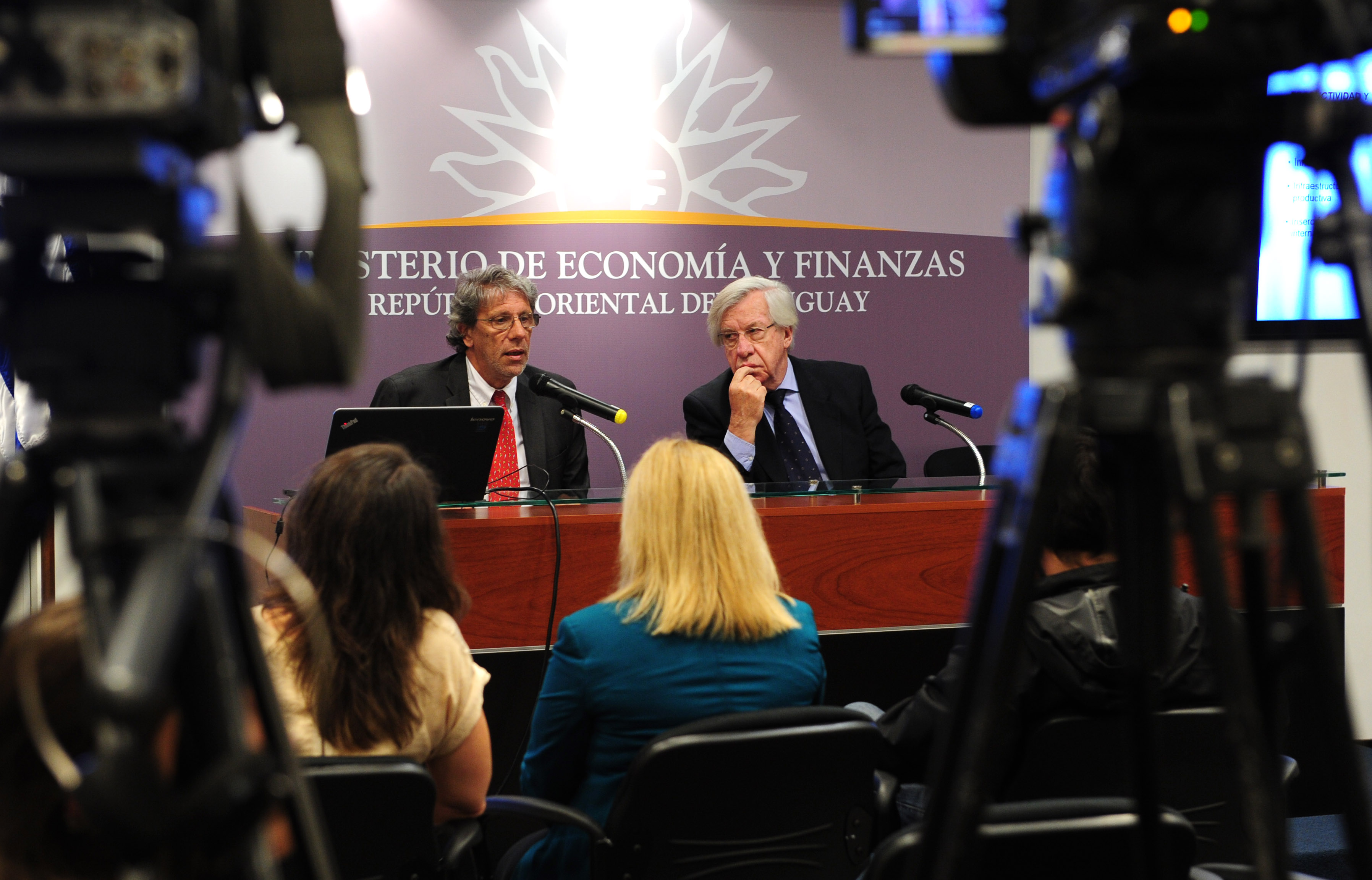 Ministro de Economía y Finanzas, Danilo Astori, y el representante del BID en Uruguay, Juan José Taccone
