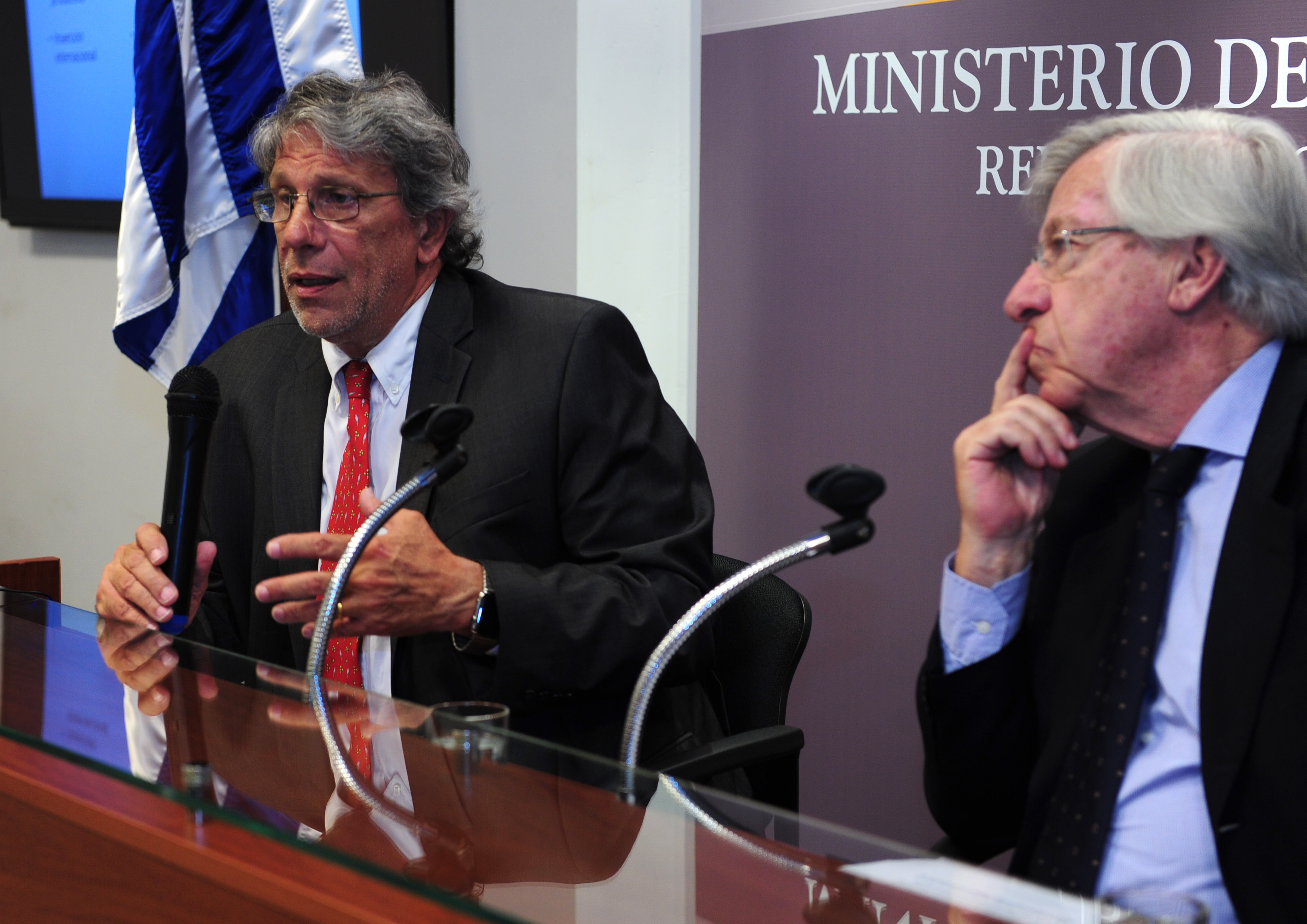 Ministro de Economía y Finanzas, Danilo Astori, y el representante del BID en Uruguay, Juan José Taccone